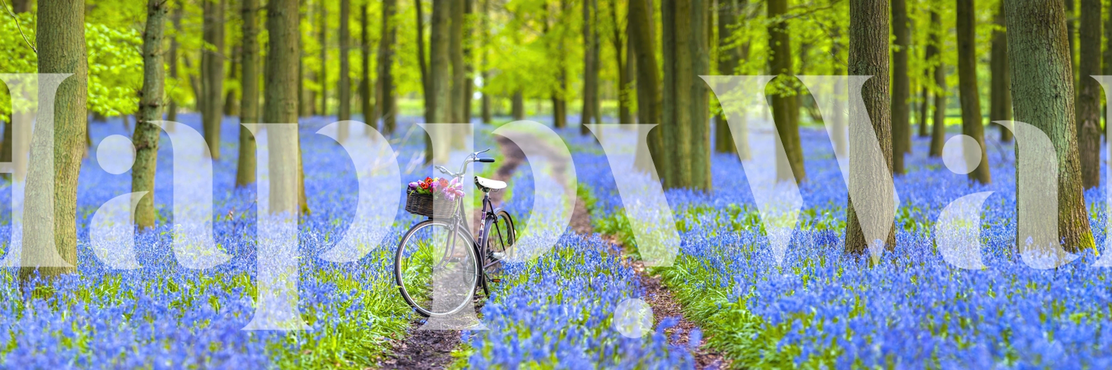 Un carril bici en un exuberante bosque primaveral con campanillas