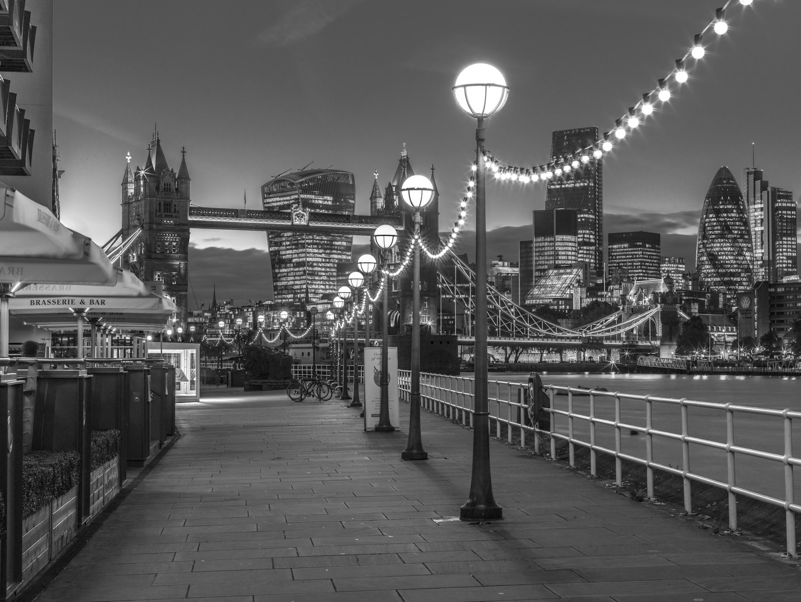 tower-bridge-walkway-wallpaper-happywall