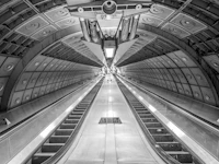 Escalator at subway station tapetit
