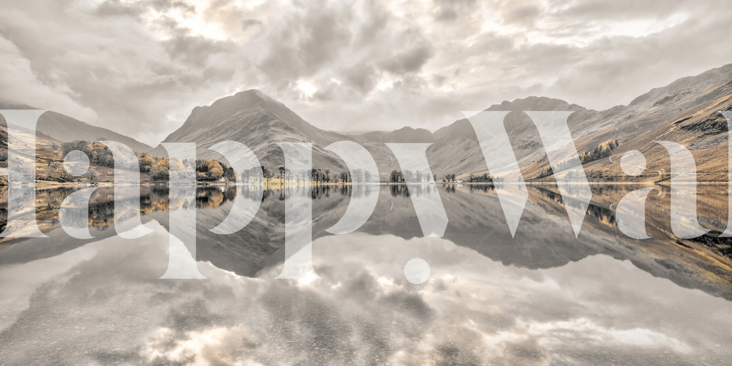 Fotomural paisaje de montaña simétrico reflejándose en un lago tranquilo