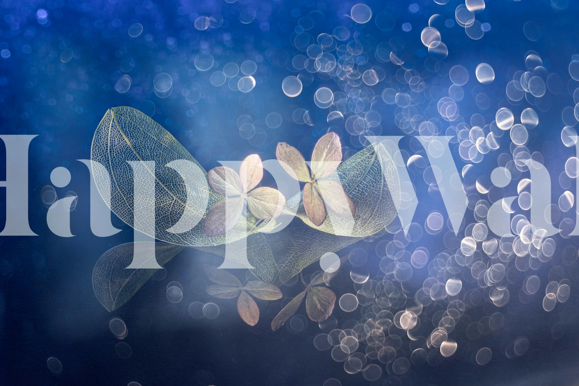 Okouzlující pohádková fantasy nástěnná malba s plovoucími okvětními lístky a bublinkami na modrém snovém pozadí