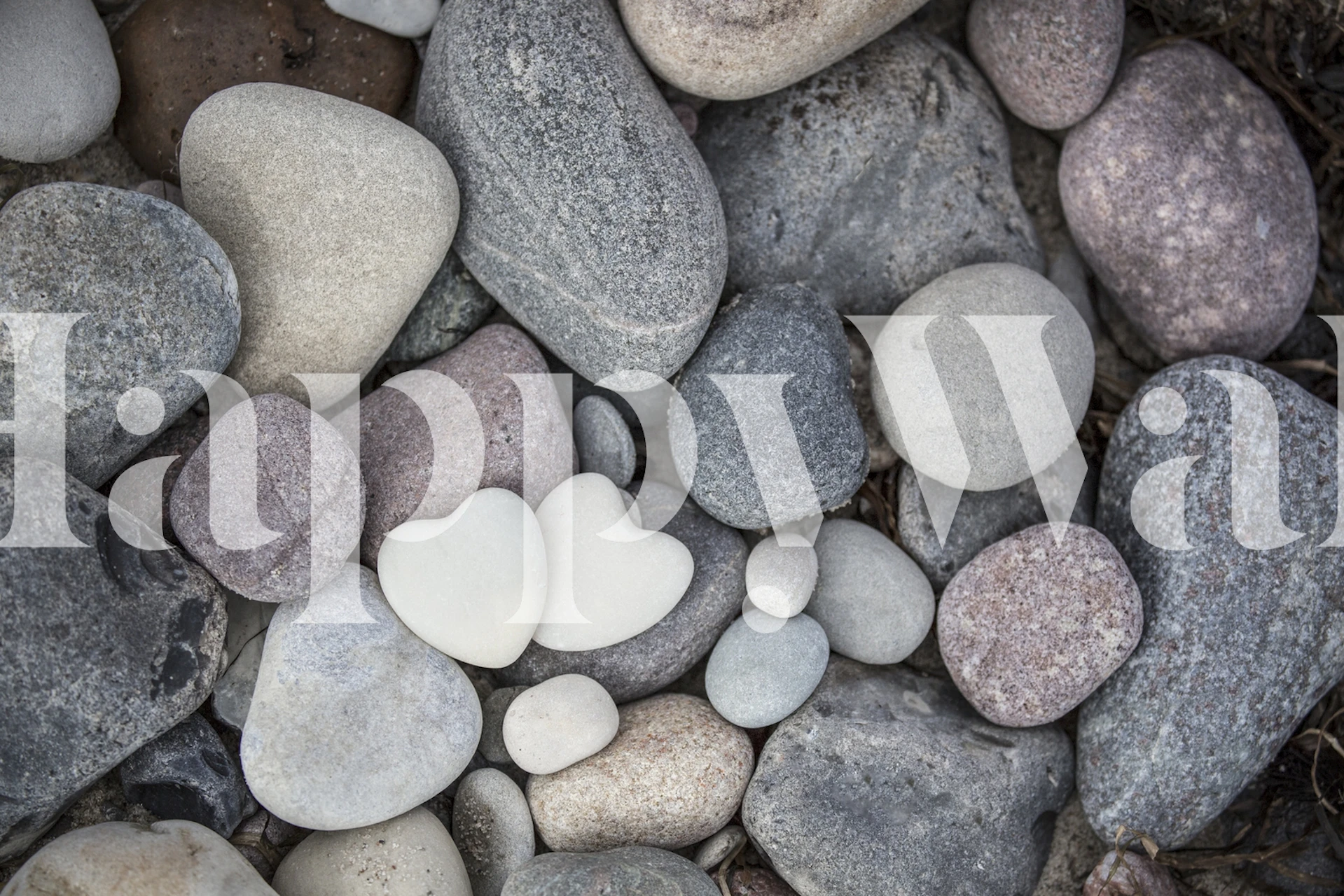 Tapet med två stenhjärtan på grus