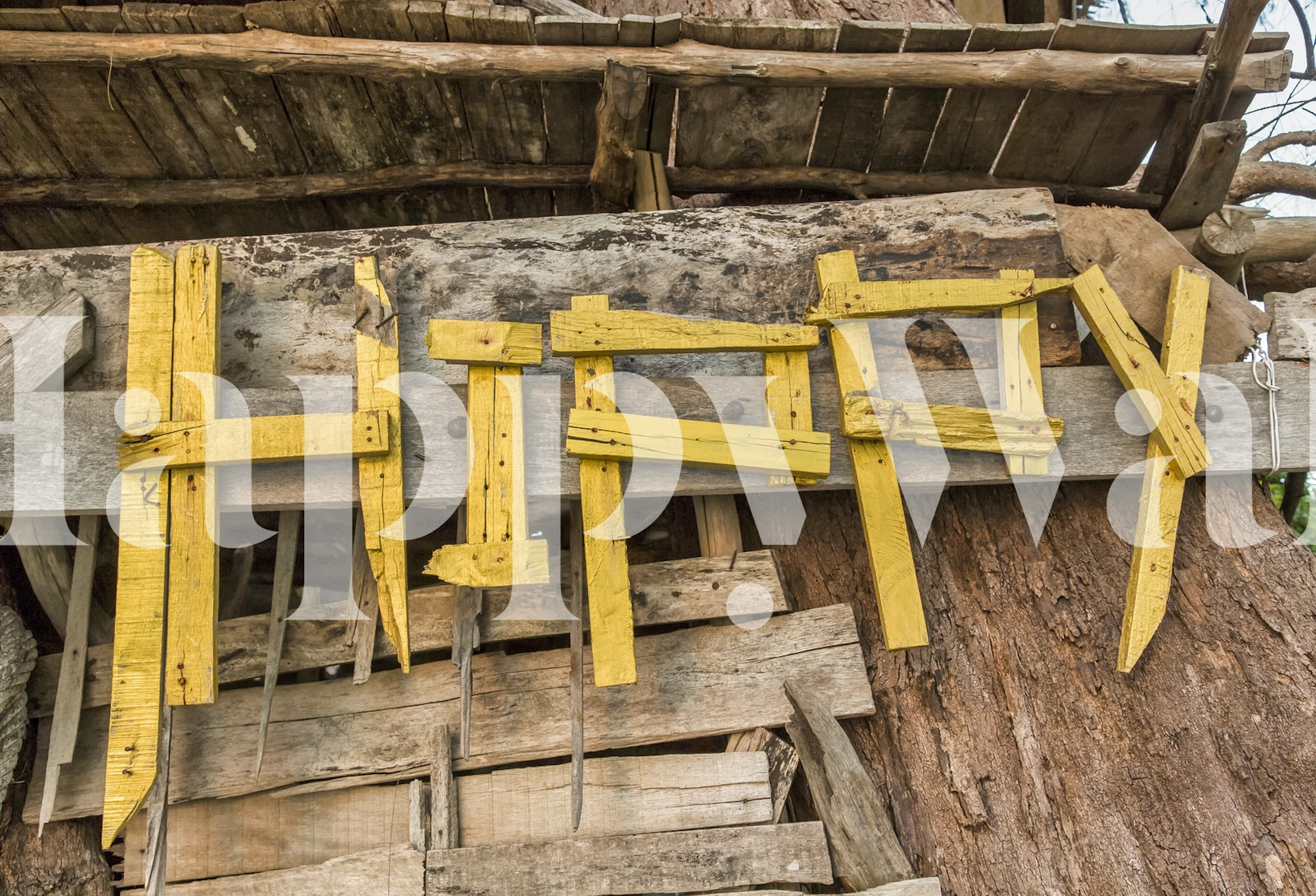 Rustik Hippy tekstvægmaleri af træ på en tekstureret baggrund.