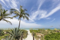 Path to the beach wallpaper