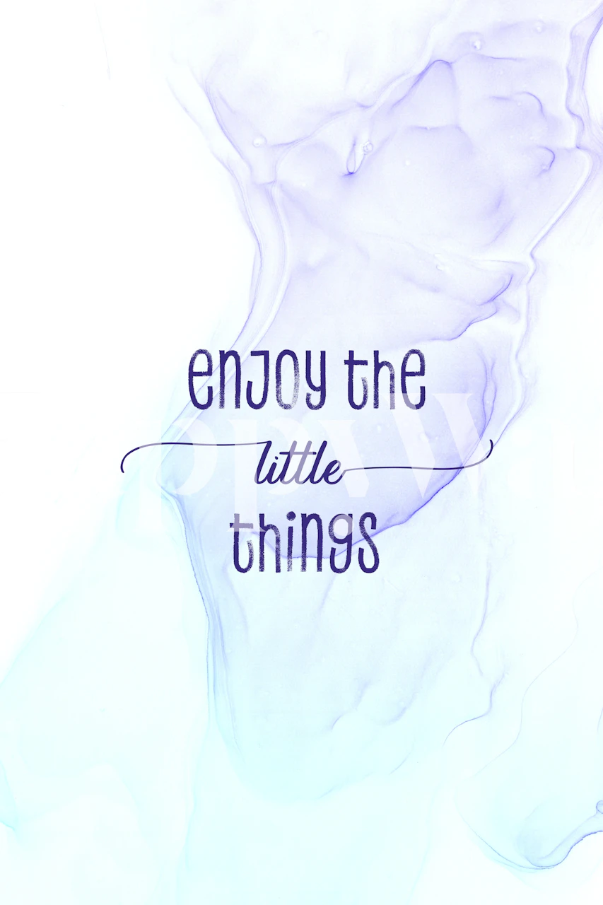 Mural de pared con una cita inspiradora que dice Disfruta de las pequeñas cosas sobre un fondo de acuarela
