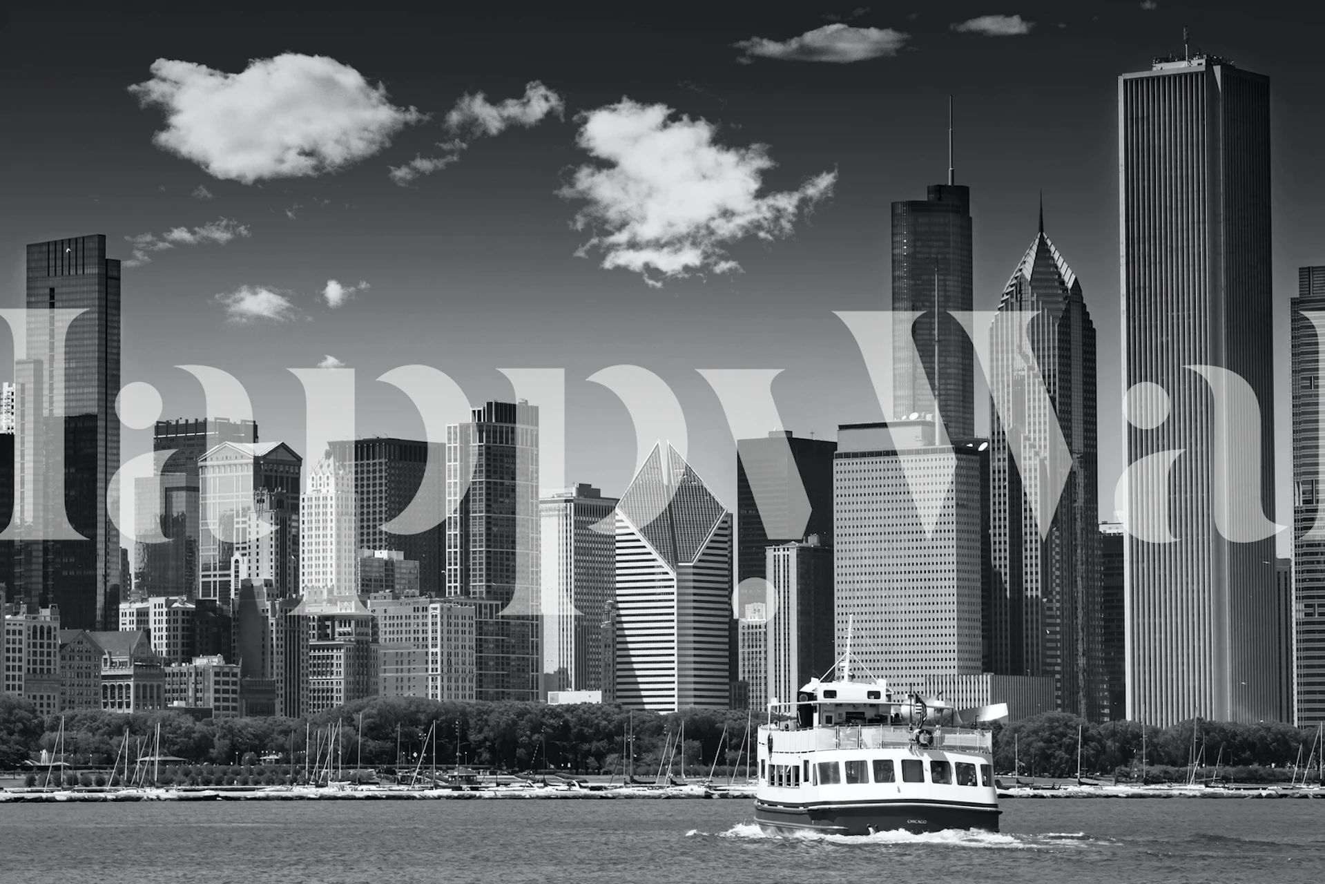 Chicagon siluettia mustavalkoisena pilvenpiirtäjineen ja veneineen vedessä.