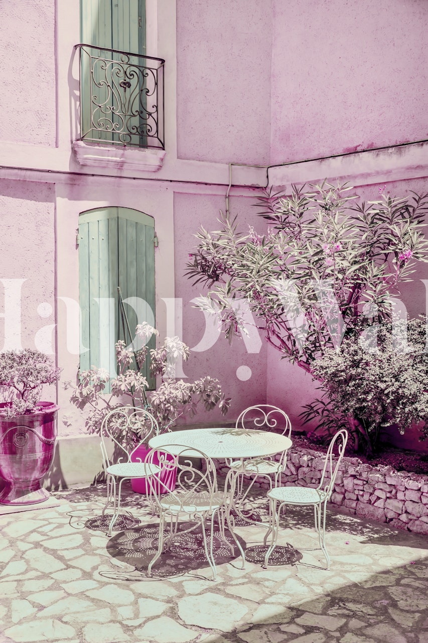 Μαυροπίνακας Pink Provence αυλής με vintage έπιπλα και ανθισμένα λουλούδια