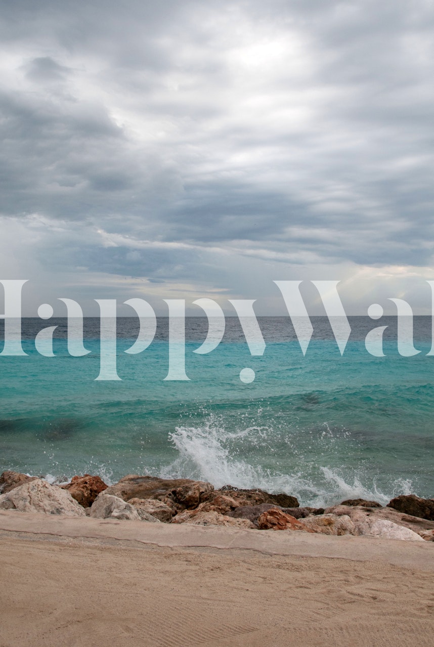 Bewolkte oceaan en rotsachtige kust muurschildering voor interieur