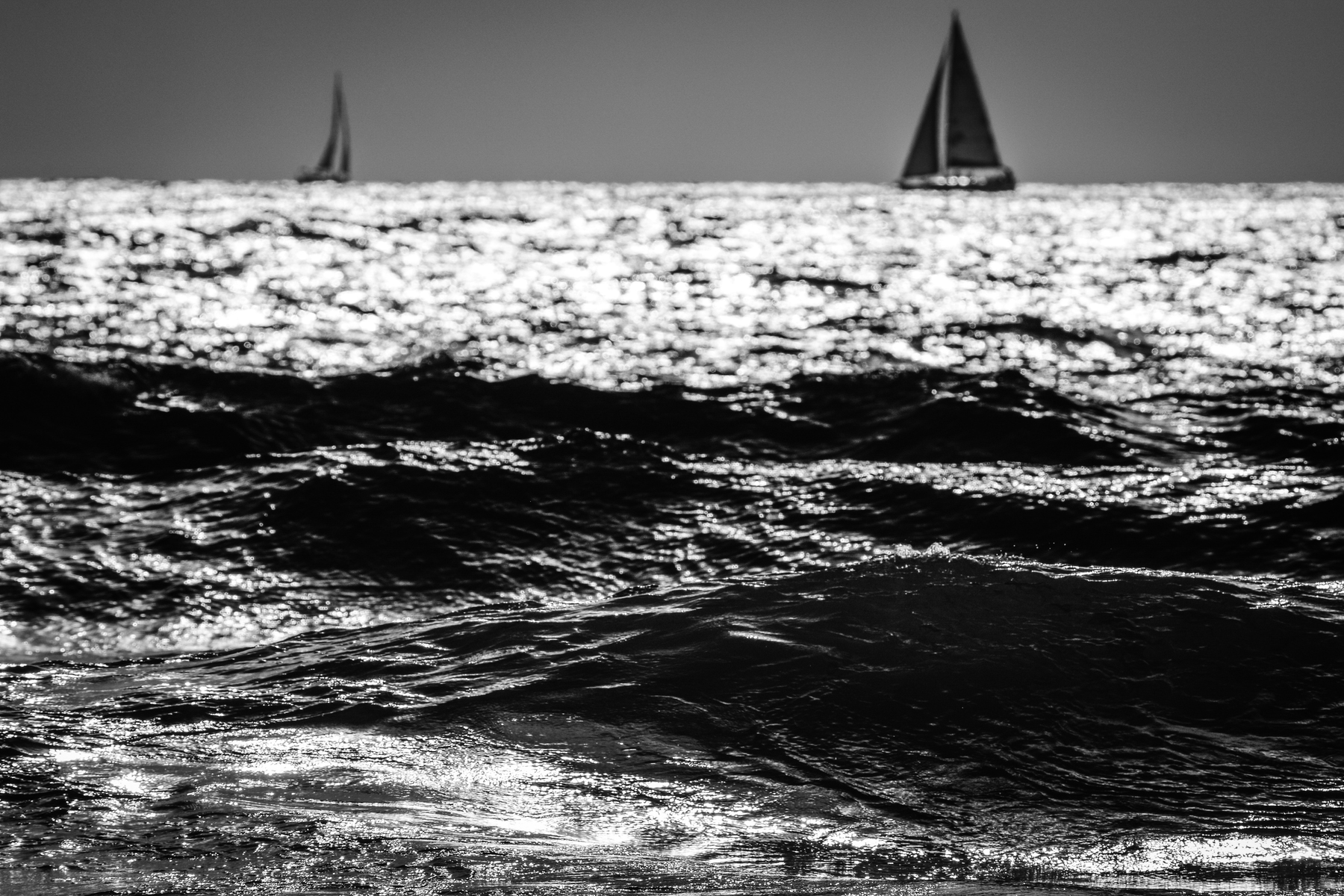 two-sailboats-wallpaper-happywall