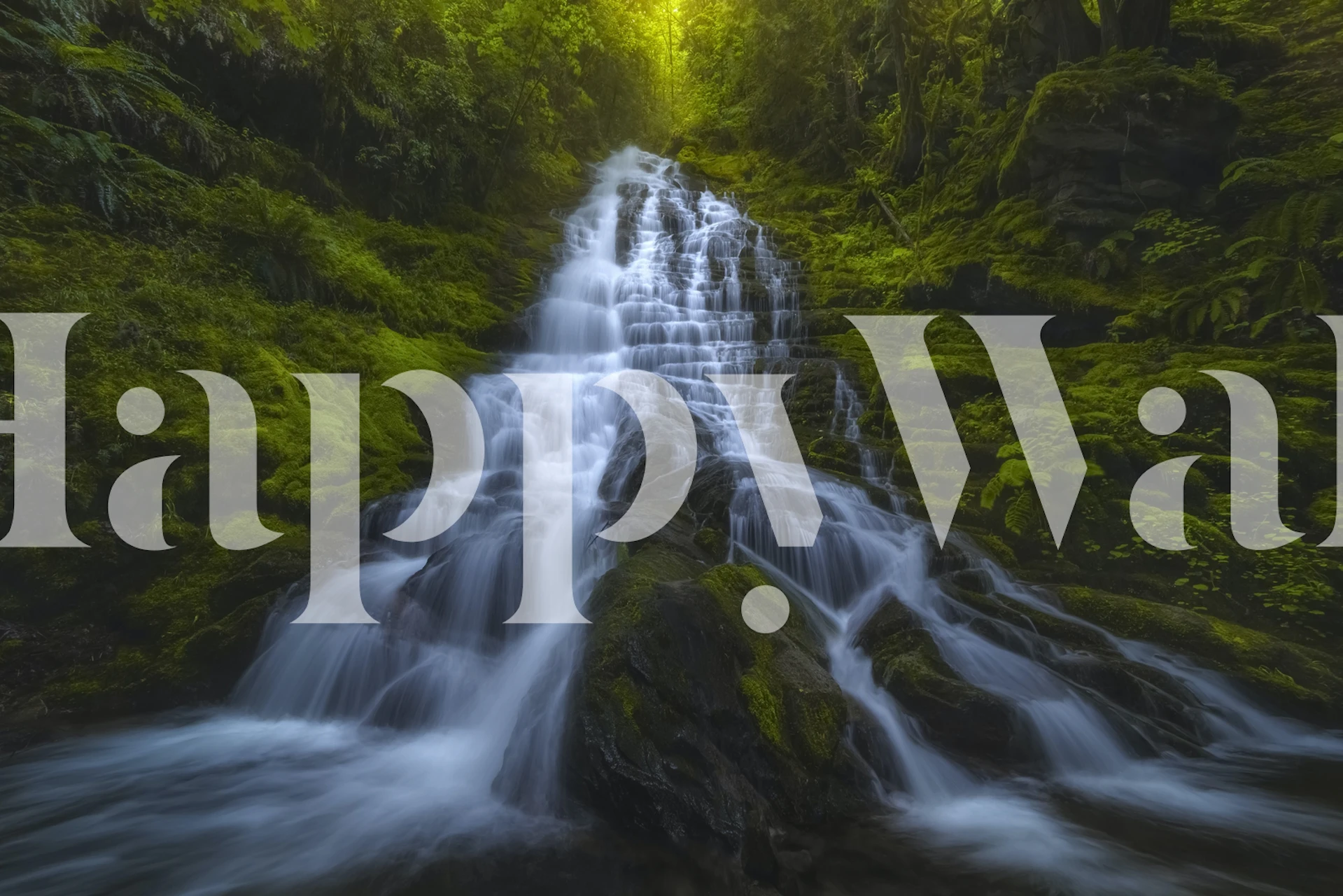 Peinture murale d'une cascade verdoyante apportant la sérénité de la nature à l'intérieur