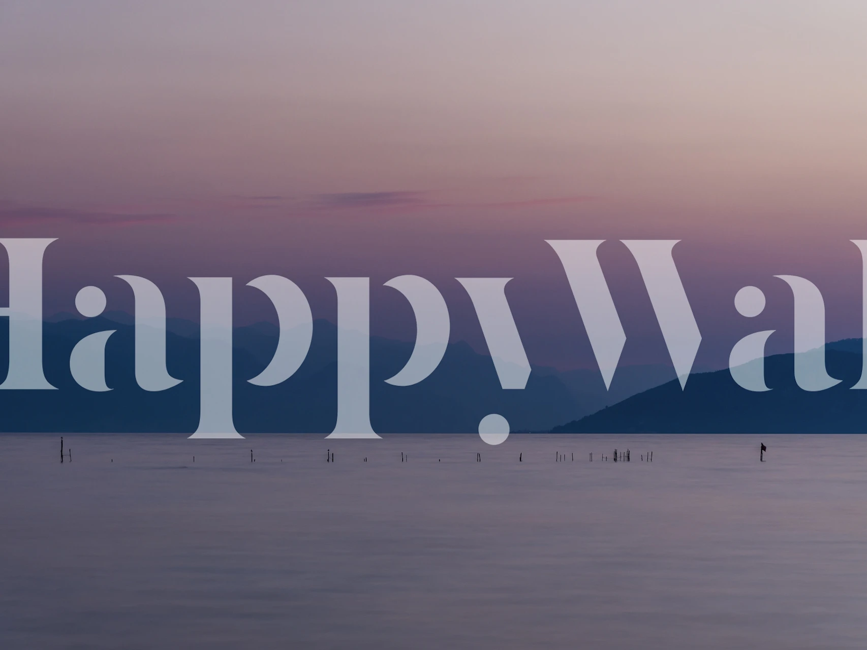 Nascer do sol tranquilo sobre o fotomural vinílico do Lago Garda com tons roxos e azuis