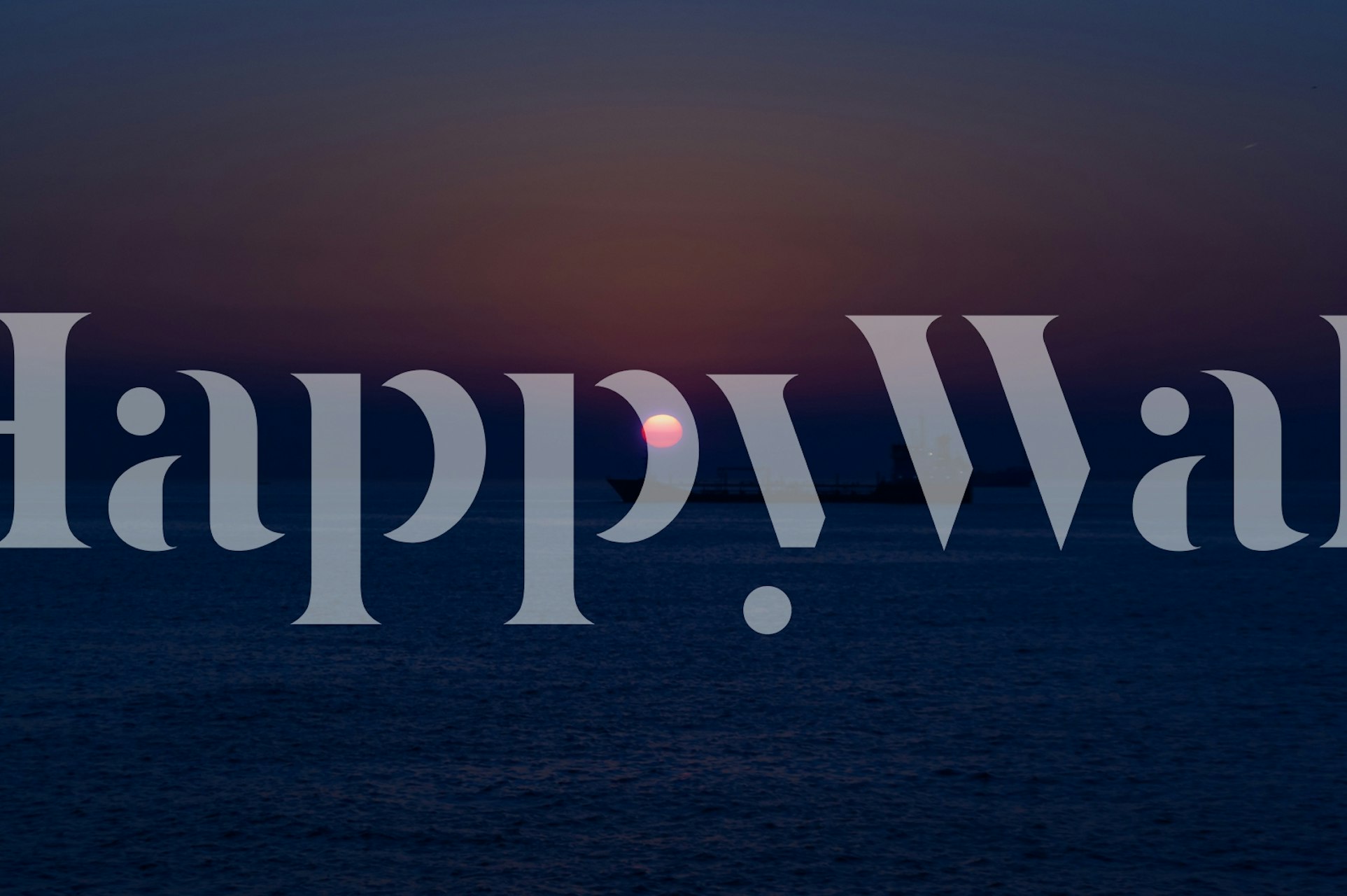 Fototapeten Schiffe Ruhige morgendämmerung mit sonnenaufgang über dem meer und silhouette eines schiffes