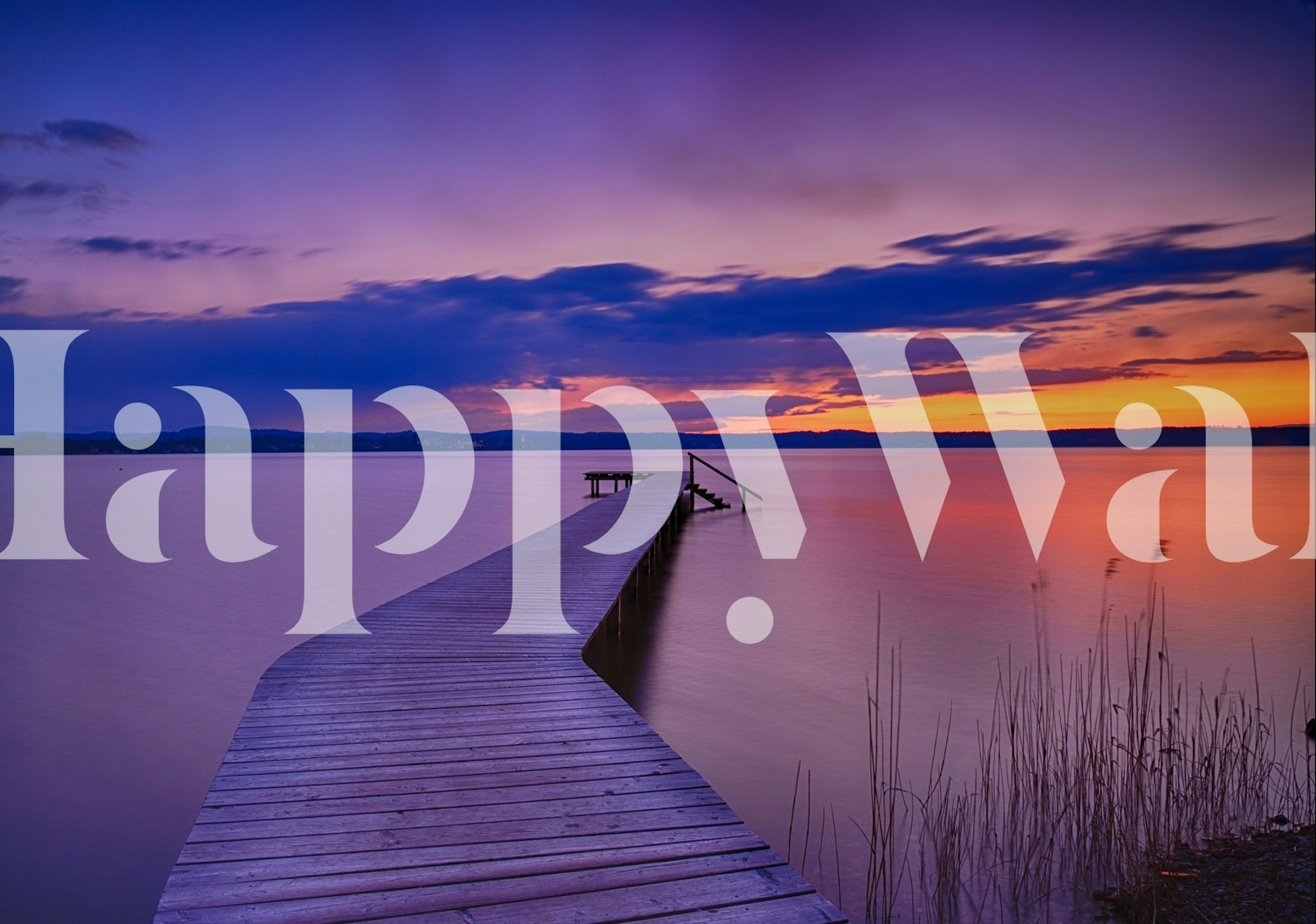 Pohled na jezero při západu slunce s nástěnnou malbou dřevěného doku