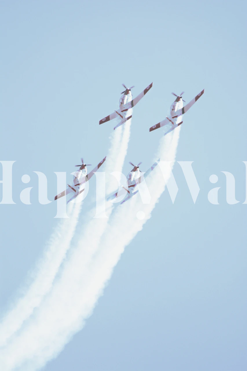 Vintage flyvægmaleri med fly i formation mod en klar himmel