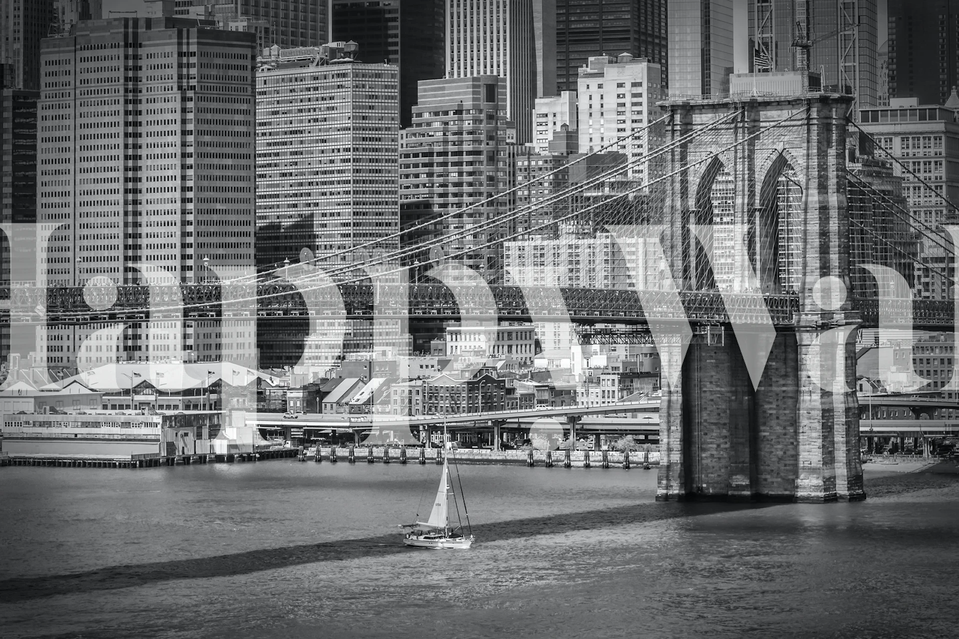 Brooklyn Bridge en East River wallpaper in een kamer