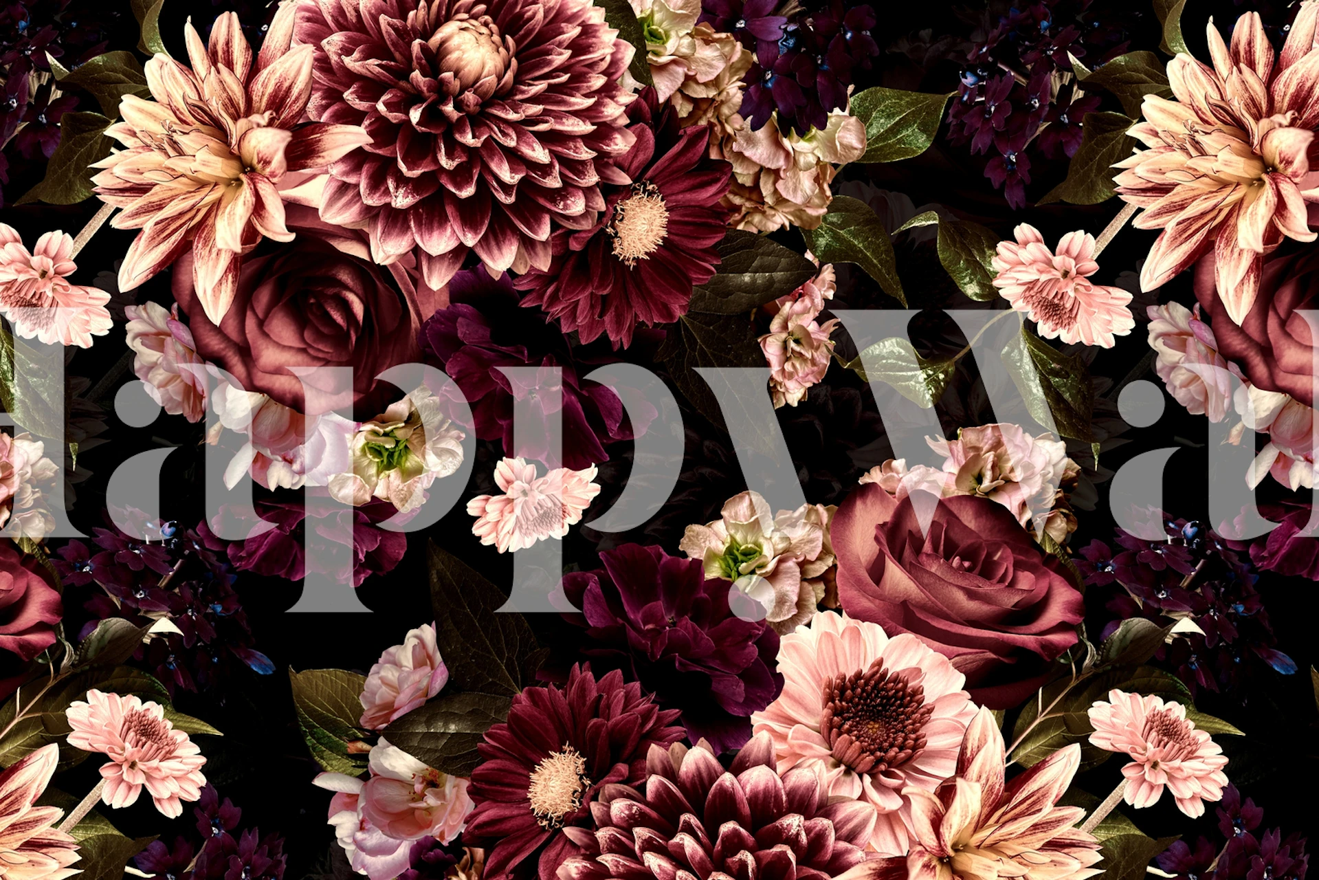 Tumma kukkakuvioinen tapetti barokkityylillä keskiyön puutarhateemalla, jossa on kukkivia kukkia.