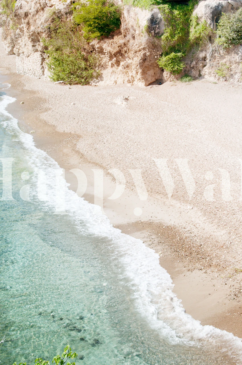 Papier peint mural d'une plage océanique sereine avec des vagues douces et un rivage sablonneux