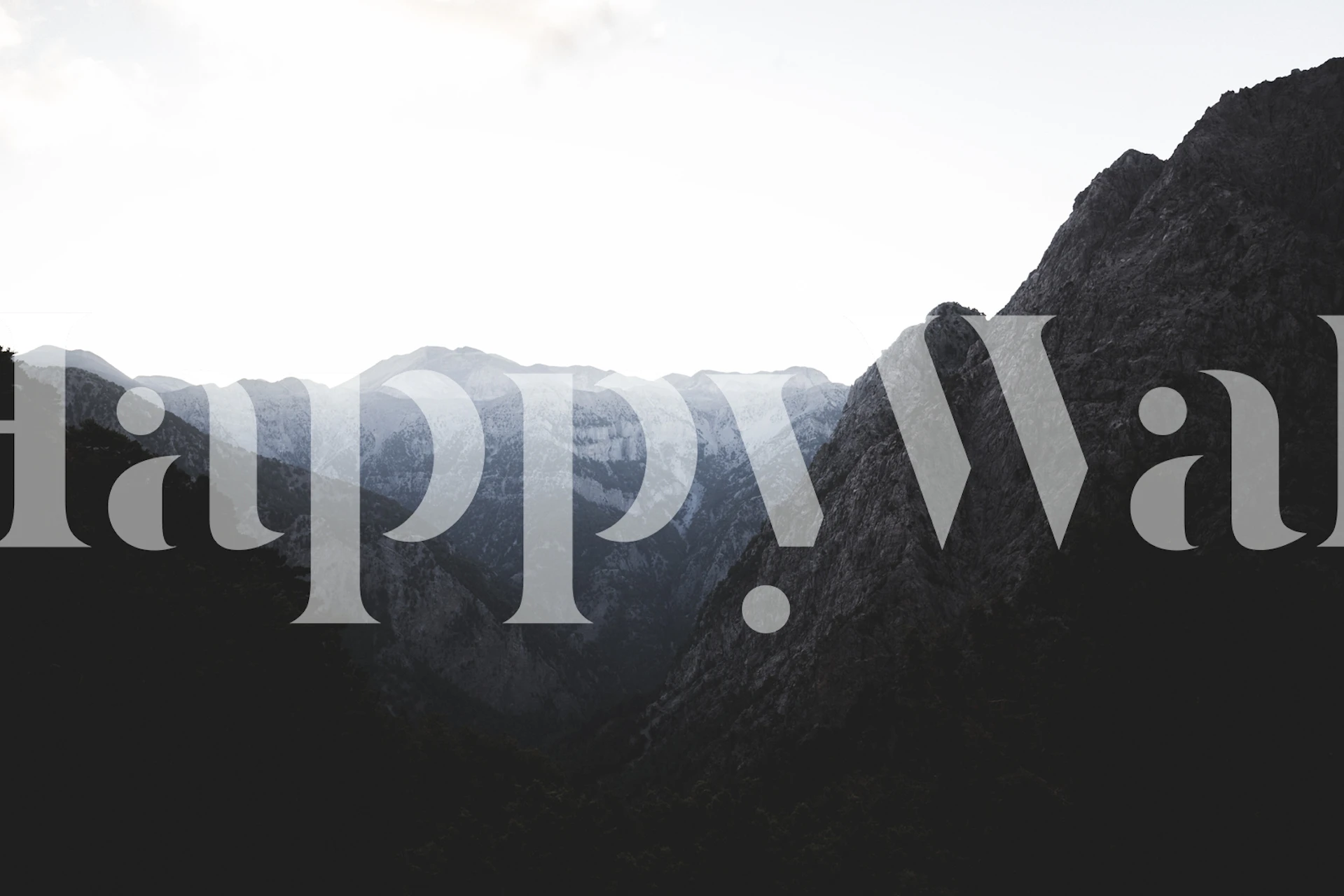 Mural de parede Moody Mountains com iluminação dramática e névoa