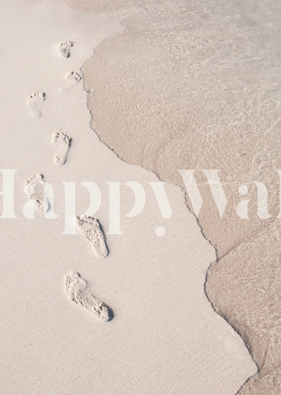 Sandstrand mit Fußabdrücken, die in sanften Wellen verschwinden, Wandbild „Follow me 1“.