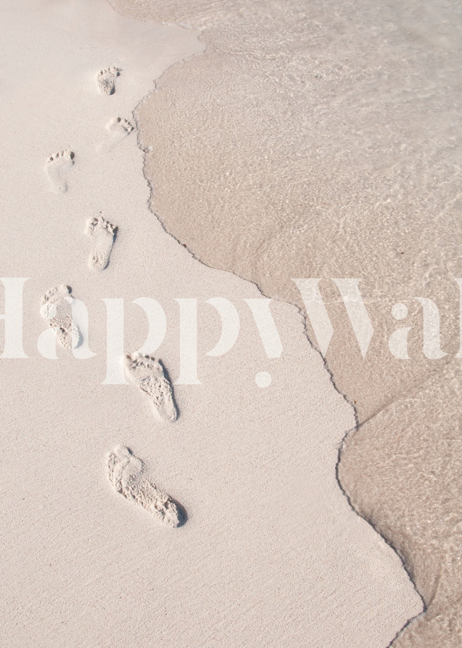 Piaszczysta plaża ze śladami stóp przechodzącymi w delikatne fale, fototapeta „Follow me 1”.