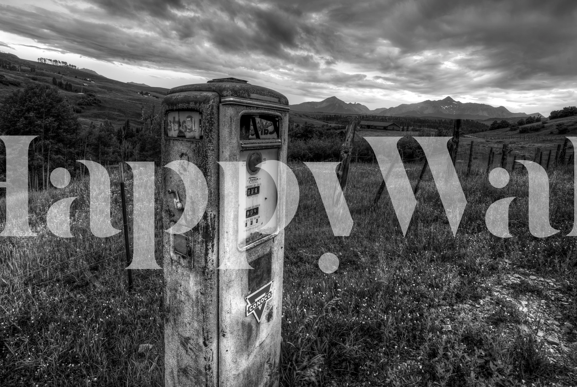 Mustavalkoinen seinämaalaus vintage-huoltoasemapumpusta nimeltä The Last Chance Gas