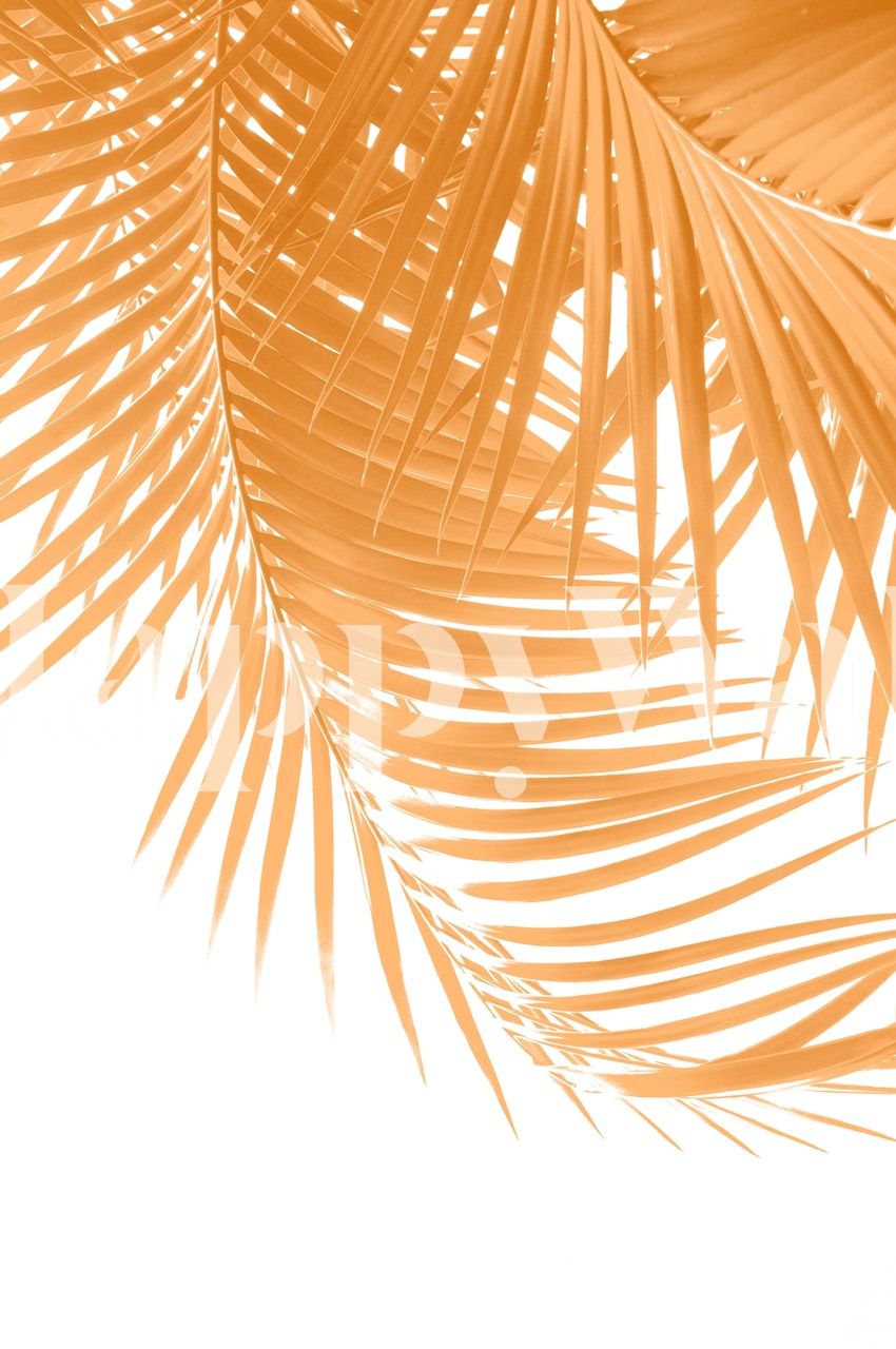 Wandbild aus Palmblättern in warmen Ringelblumenfarben, das eine tropische Atmosphäre schafft