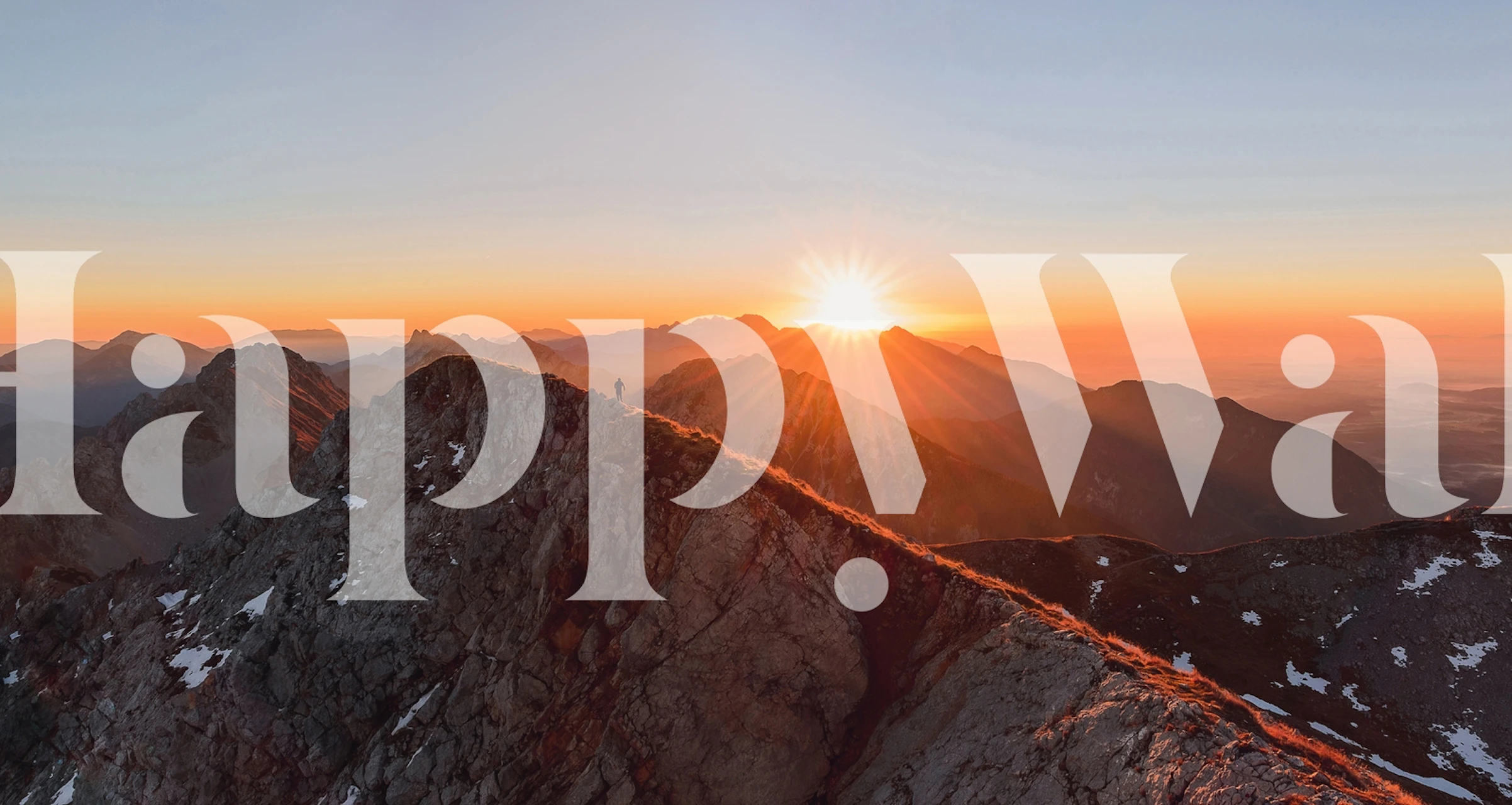 Bergsvägg med en vacker solnedgång