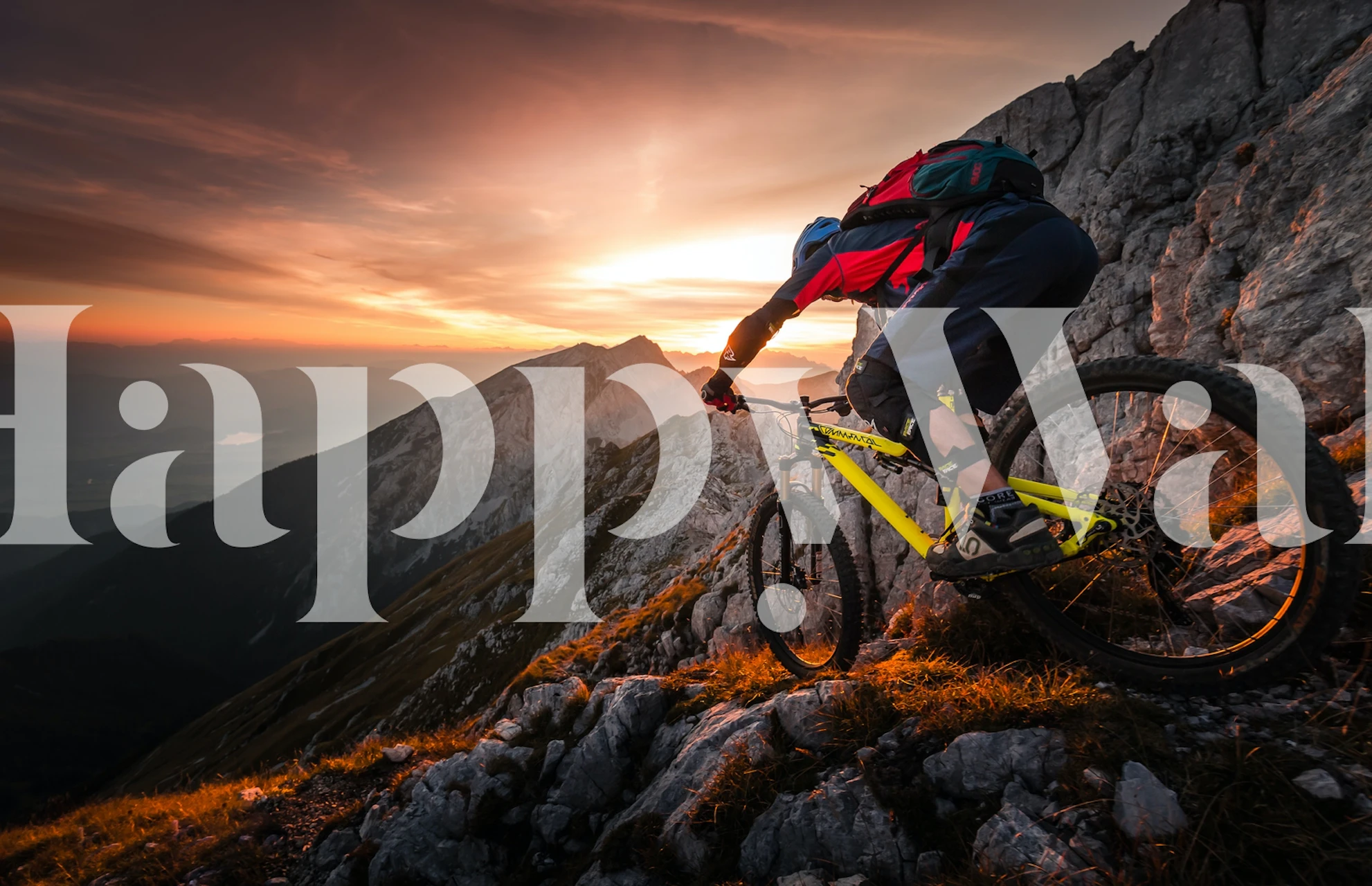 Alpin tapet med en biker ved solnedgang