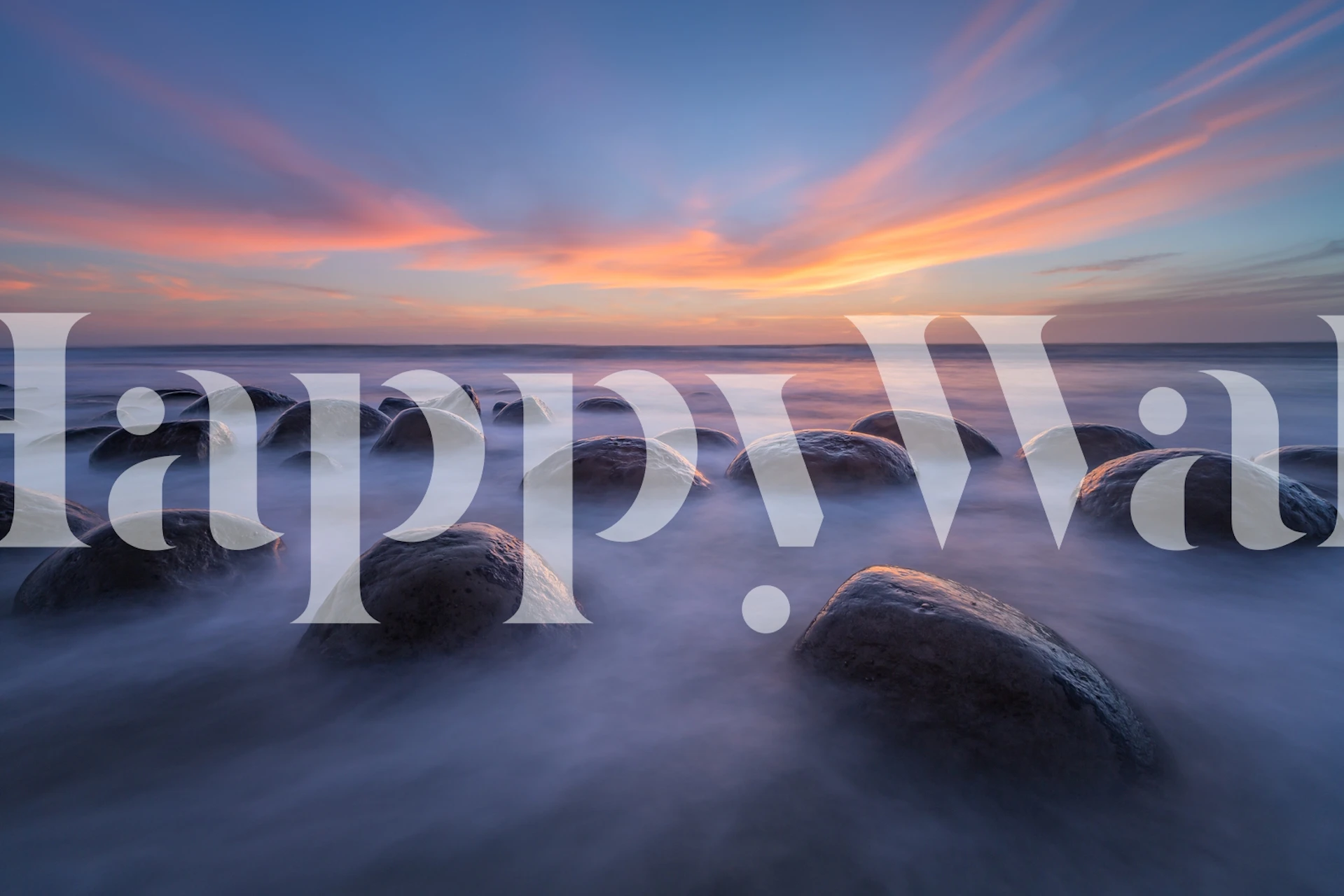 Um pôr do sol sereno com cores radiantes sobre as pedras esféricas do mural Bowling Ball Beach