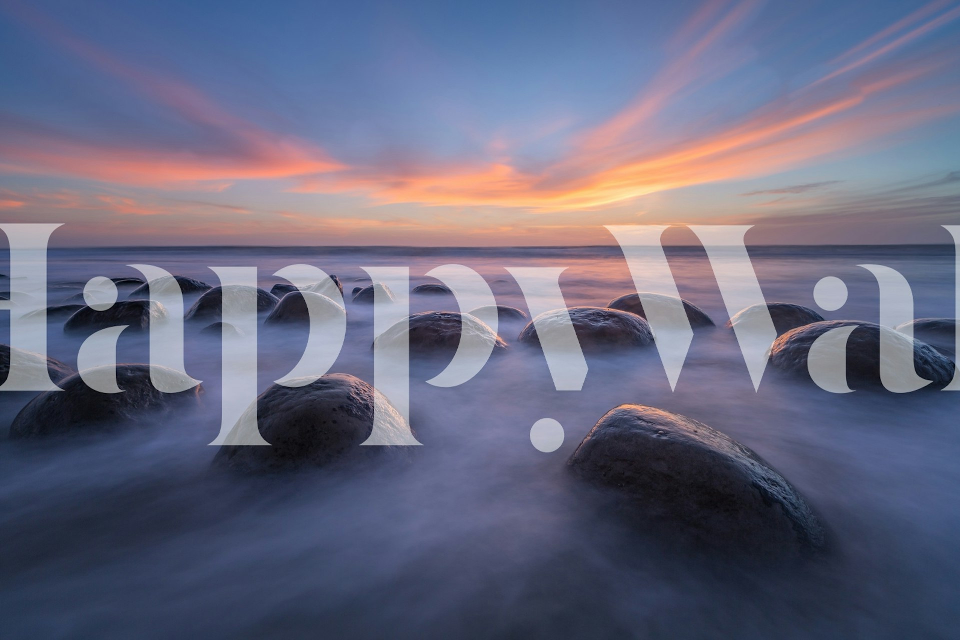 Un sereno atardecer con colores radiantes sobre las piedras esféricas del mural de Bowling Ball Beach
