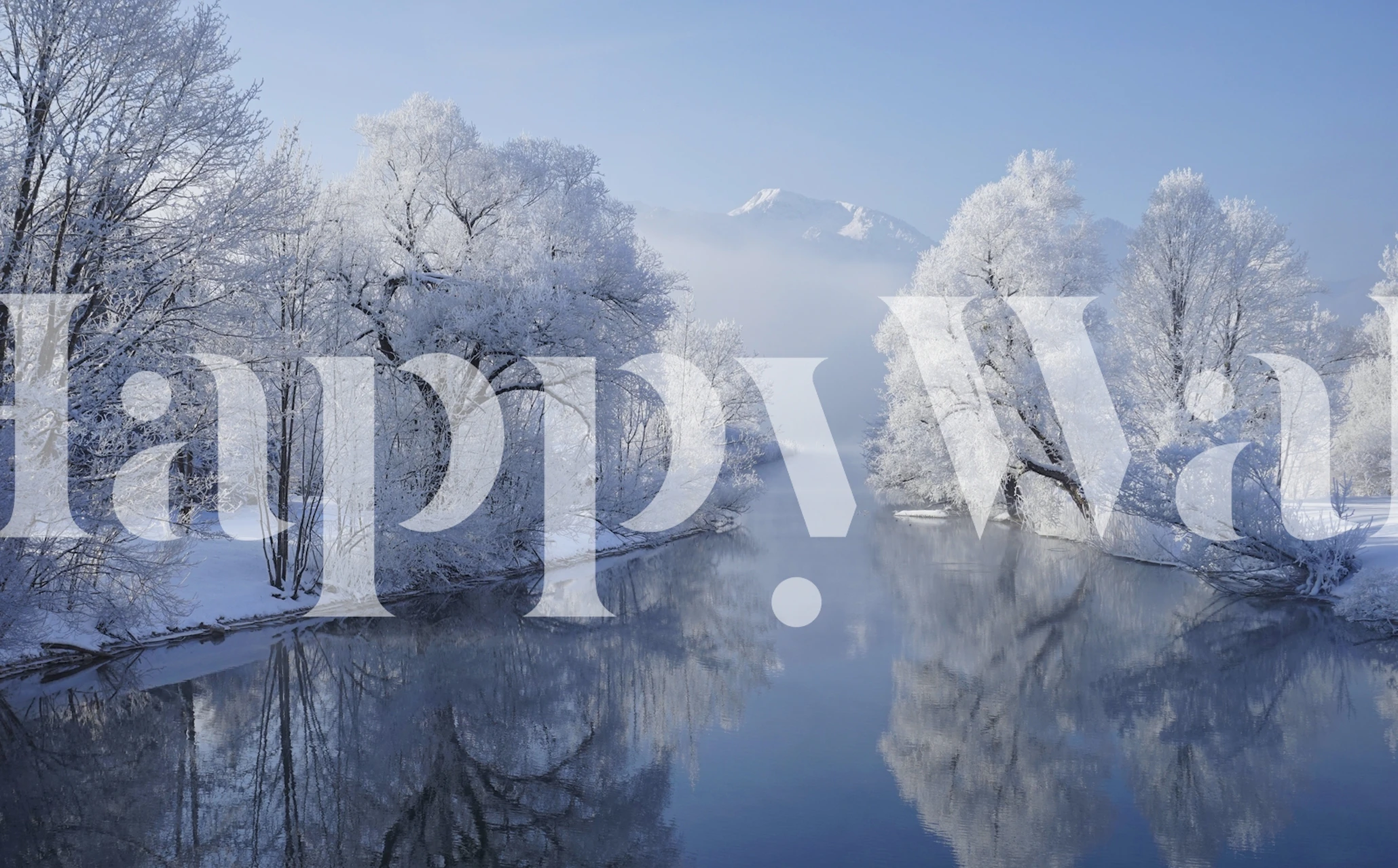 Cena gelada de inverno com árvores cobertas de neve e um reflexo em um rio calmo