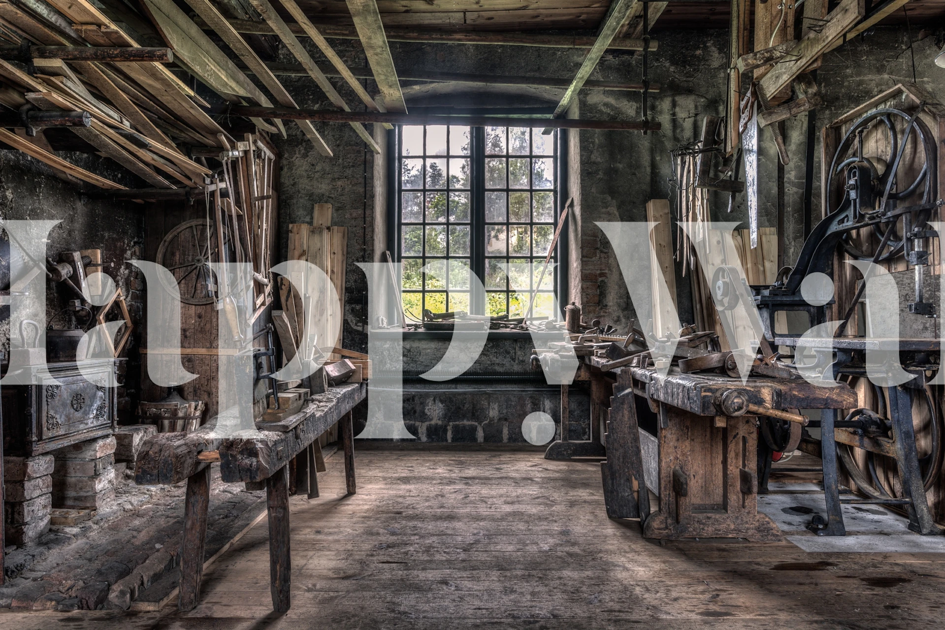 Atelier de menuiserie avec outils en bois et métal, mural vintage wallpaper