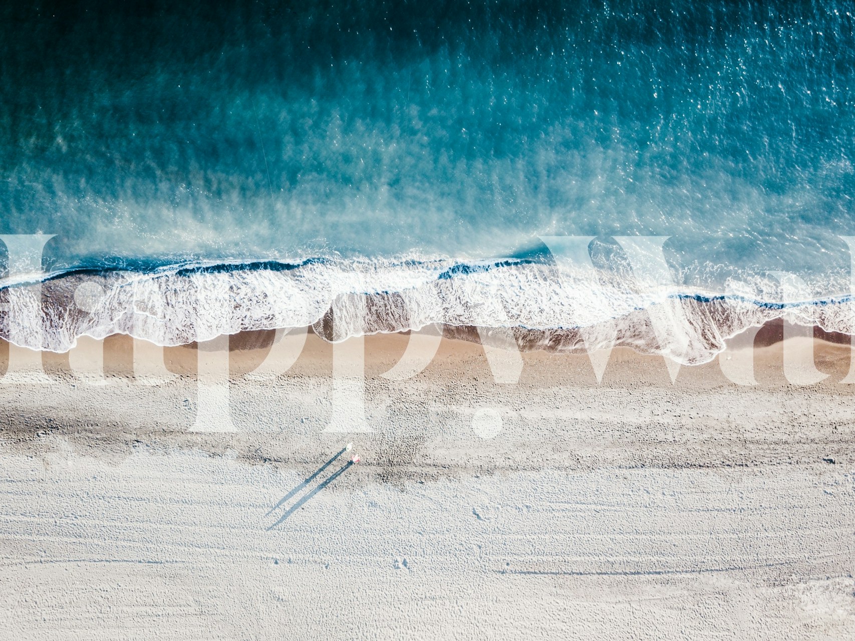 Luftbilde av stranden og havbølger