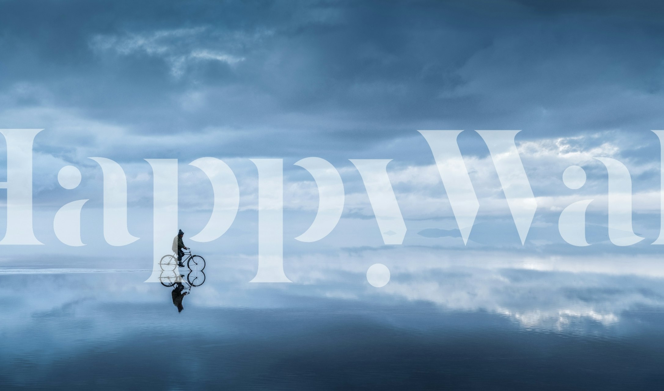 Murale surréaliste représentant une silhouette marchant entre le ciel et la surface de l'eau réfléchissante pour une décoration intérieure tranquille