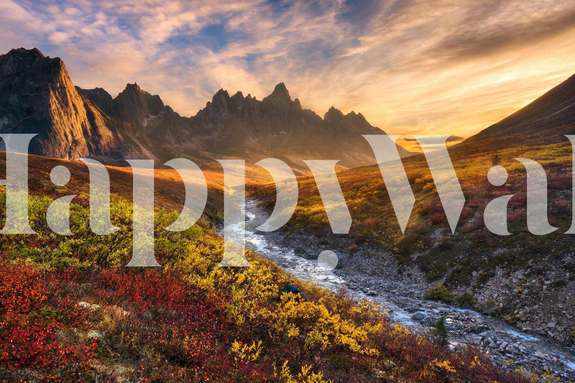 Schilderachtige bergmuurschildering met zonsondergang en rivier