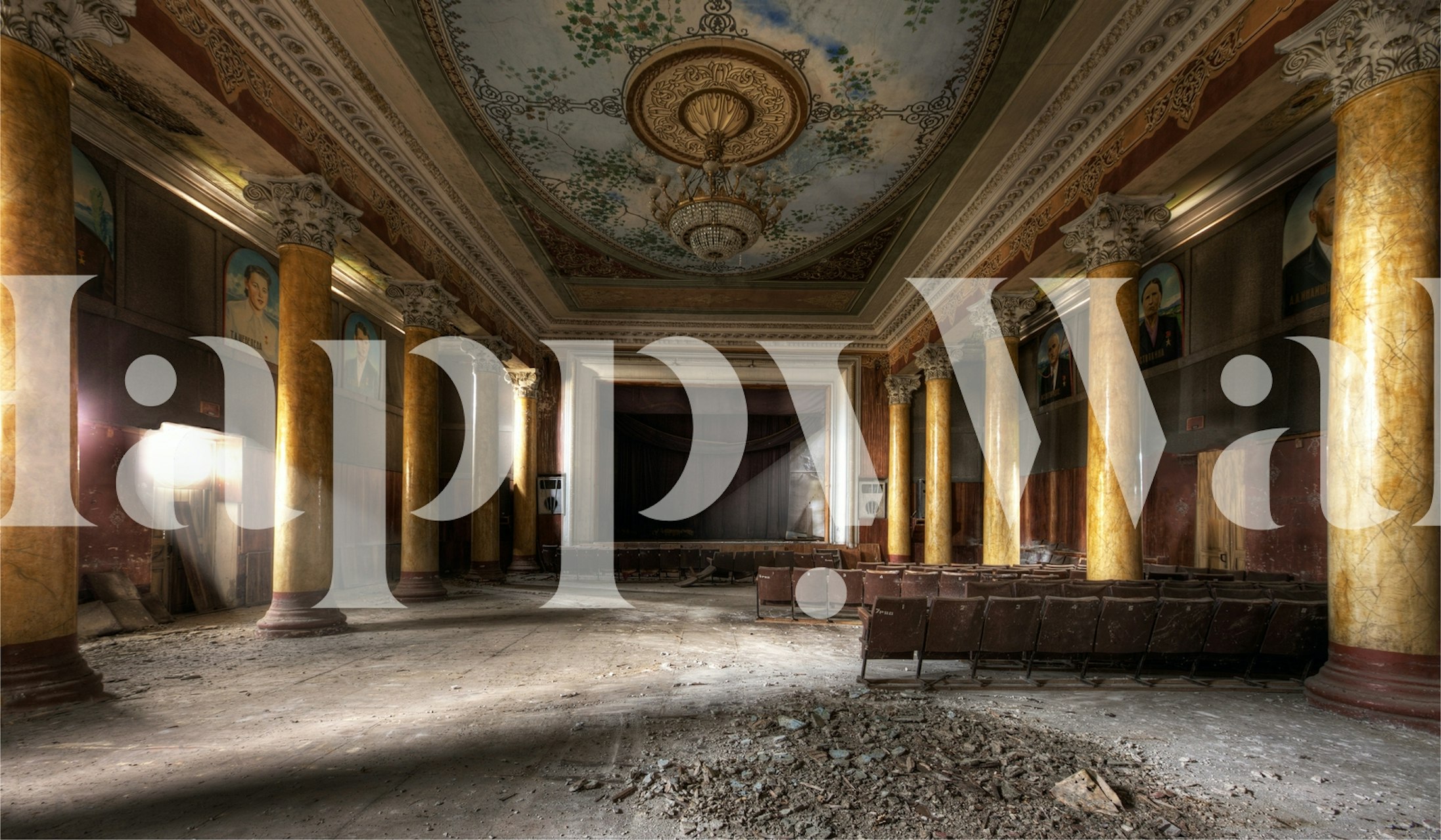 Former Glory behang in een vintage kamer