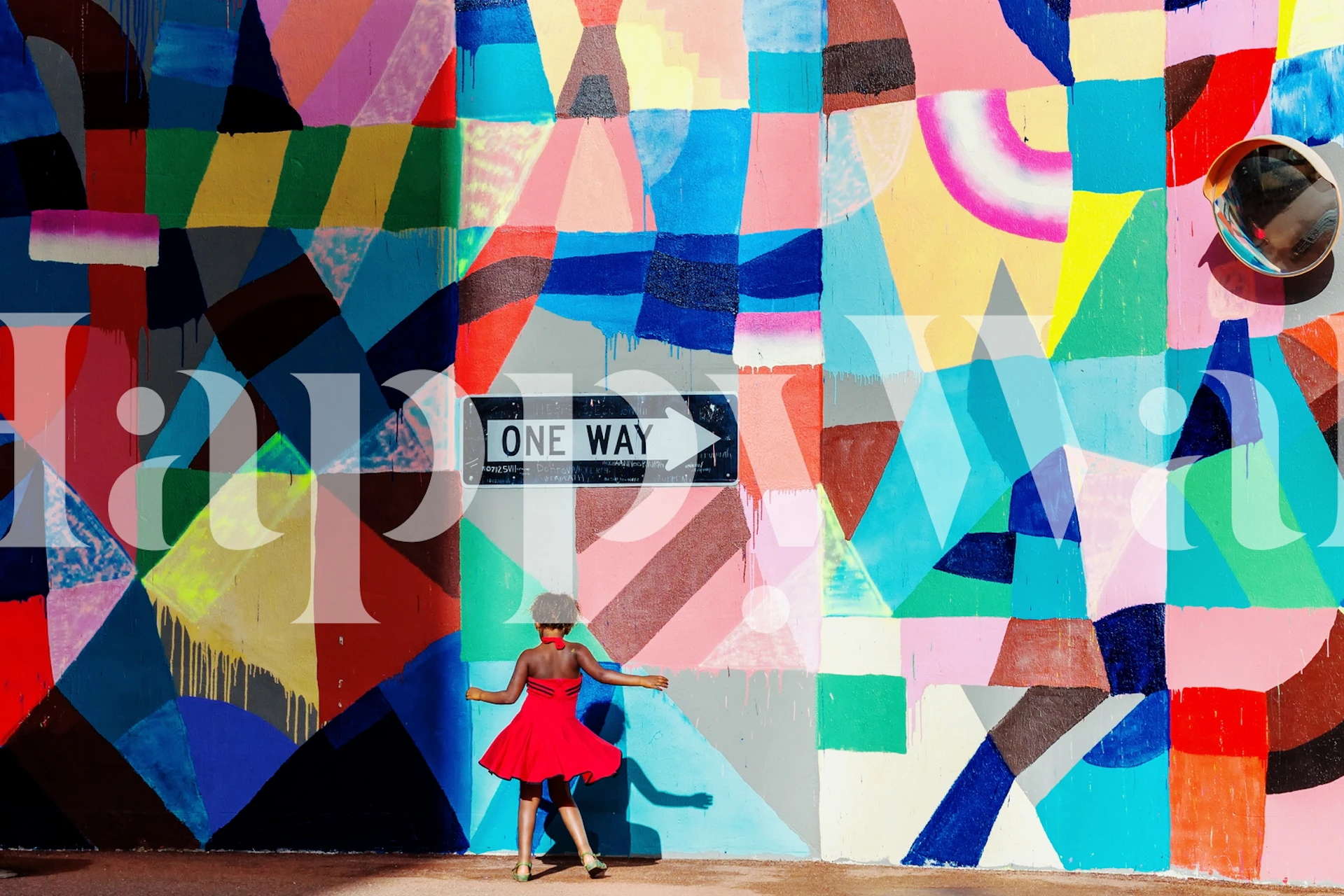 Mural de parede de arte de rua com formas geométricas coloridas com uma placa ONE WAY e uma figura extravagante