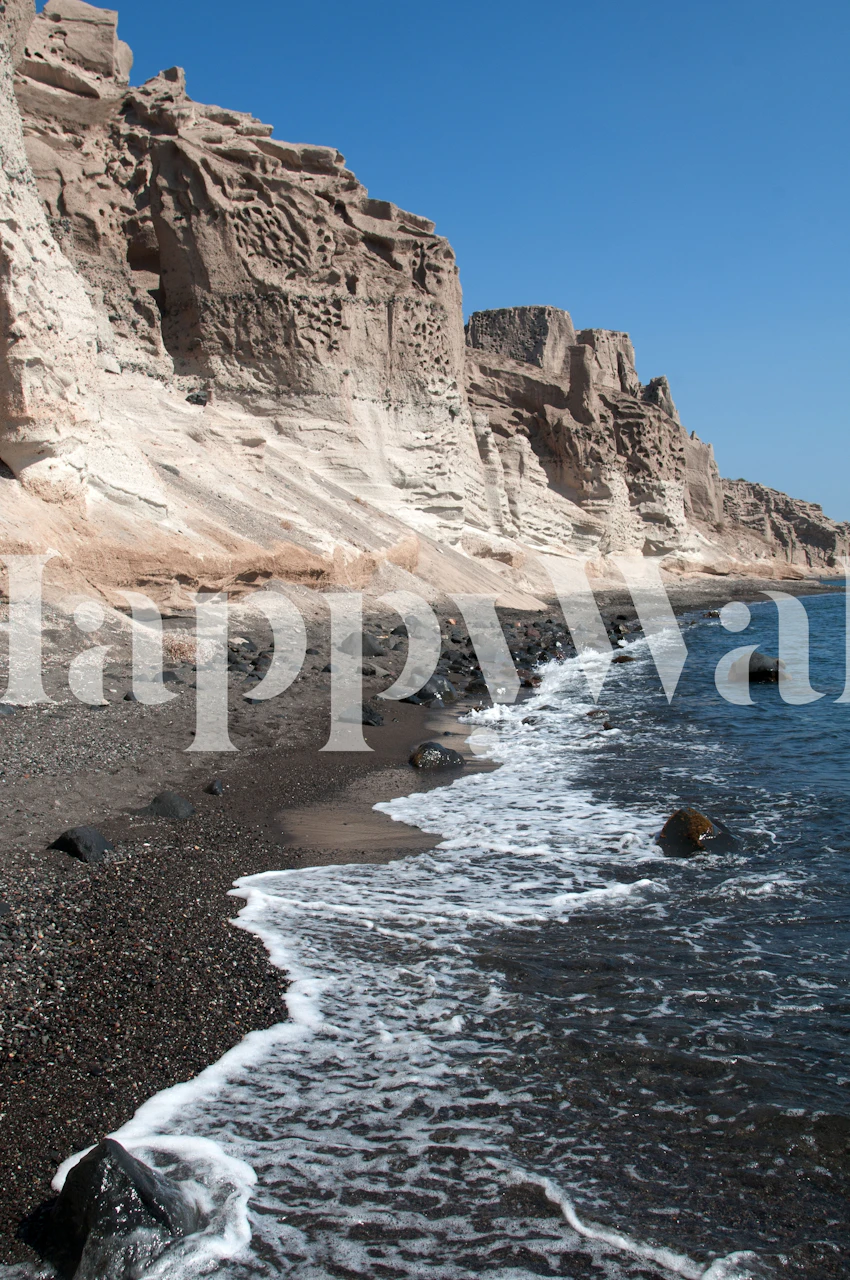 Fototapete an der Küste von Santorin, die die Küste der Ägäis mit einer felsigen Küste und bezauberndem blauem Wasser darstellt