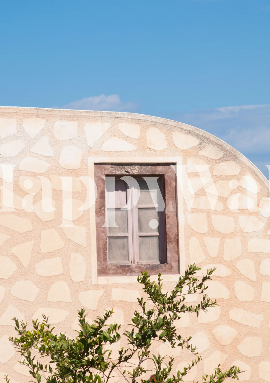 Edificio in stile Santorini con motivi geometrici e un ulivo