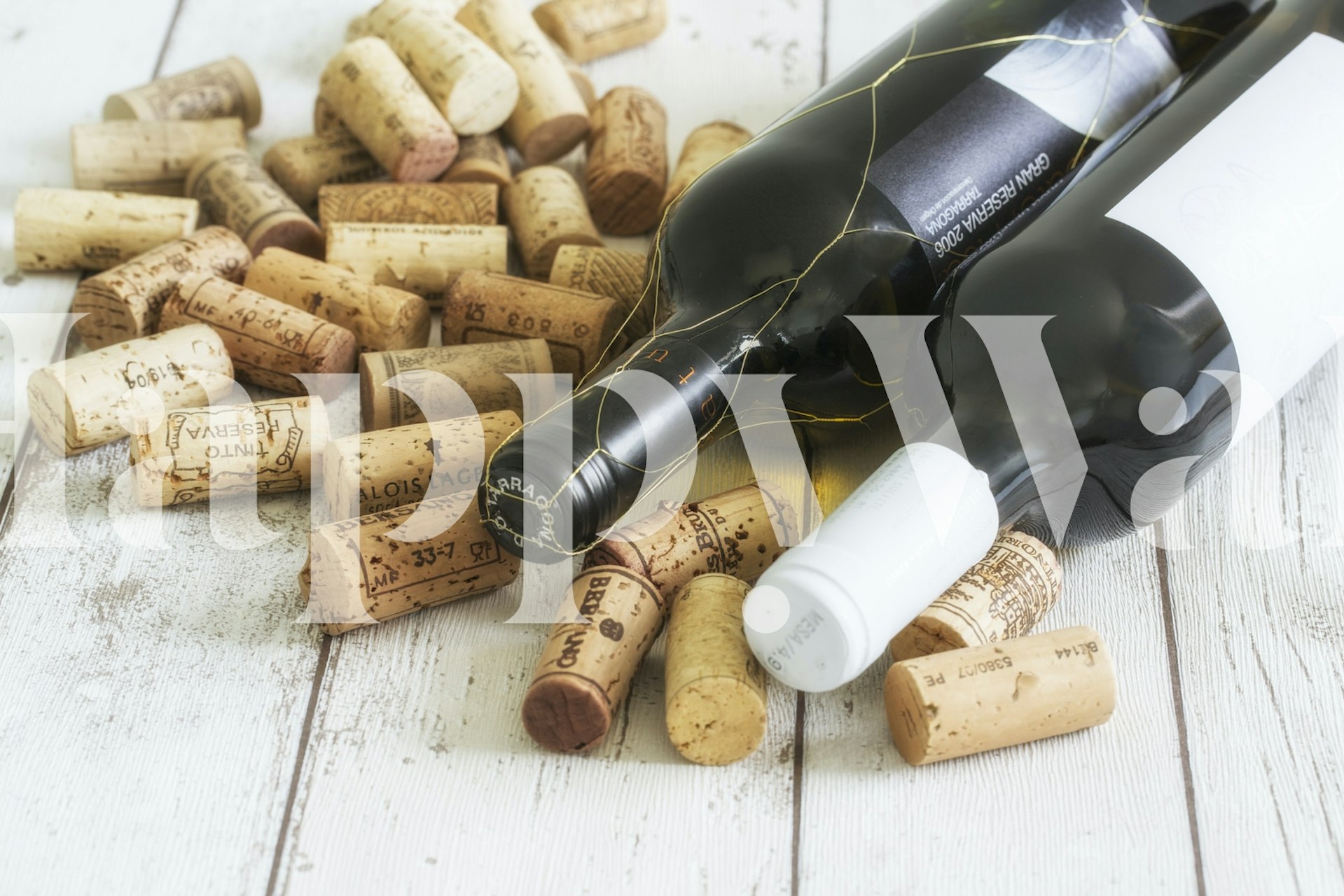 Fotomural botella de vino y corchos para una decoración sofisticada del hogar