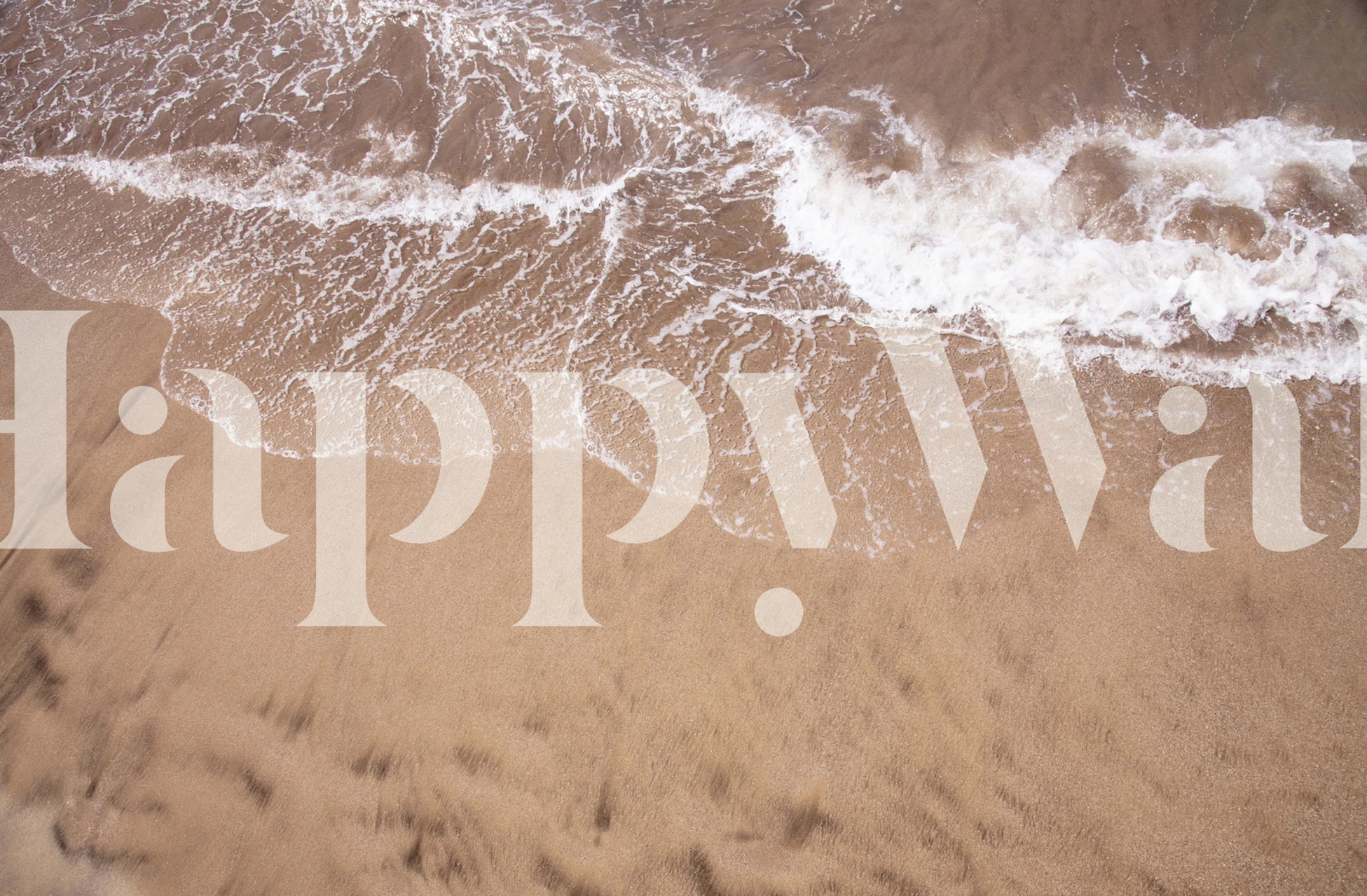 Letecký pohled na vlny Atlantského oceánu, které se setkávají s nástěnnou malbou na písečné pláži