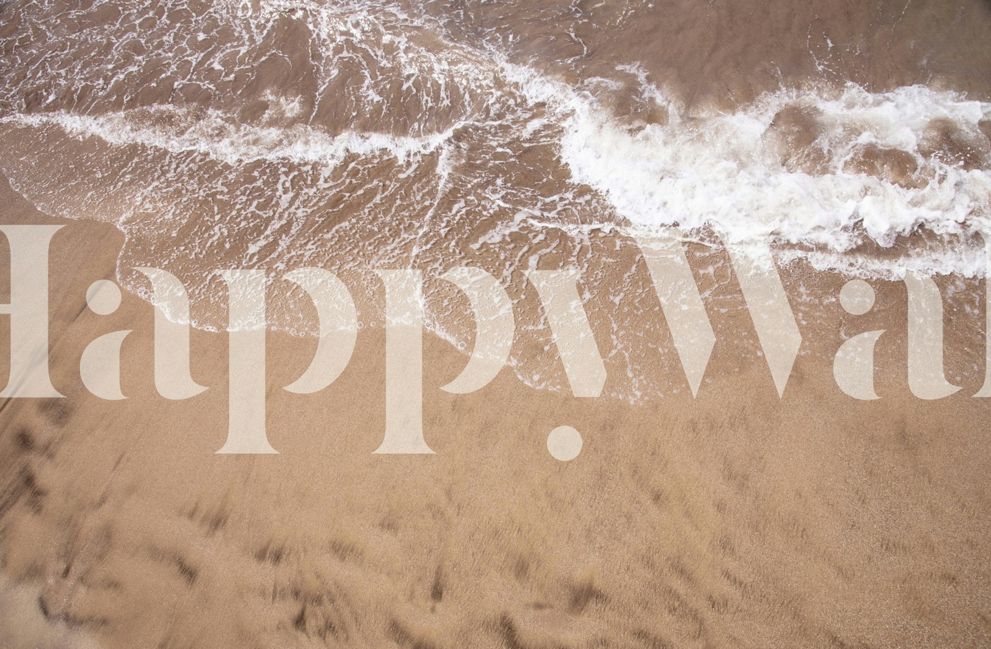 Αεροφωτογραφία των κυμάτων του Atlantic Ocean που συναντούν το τοιχογραφία της αμμουδιάς