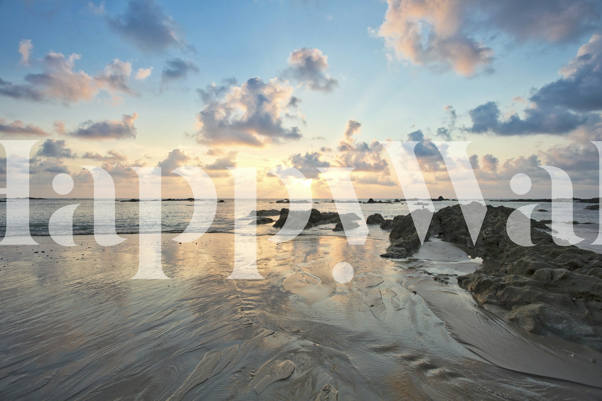 Thailand beach solnedgång fototapet med havsvågor, gyllene sand och en färgglad himmel i skymningen