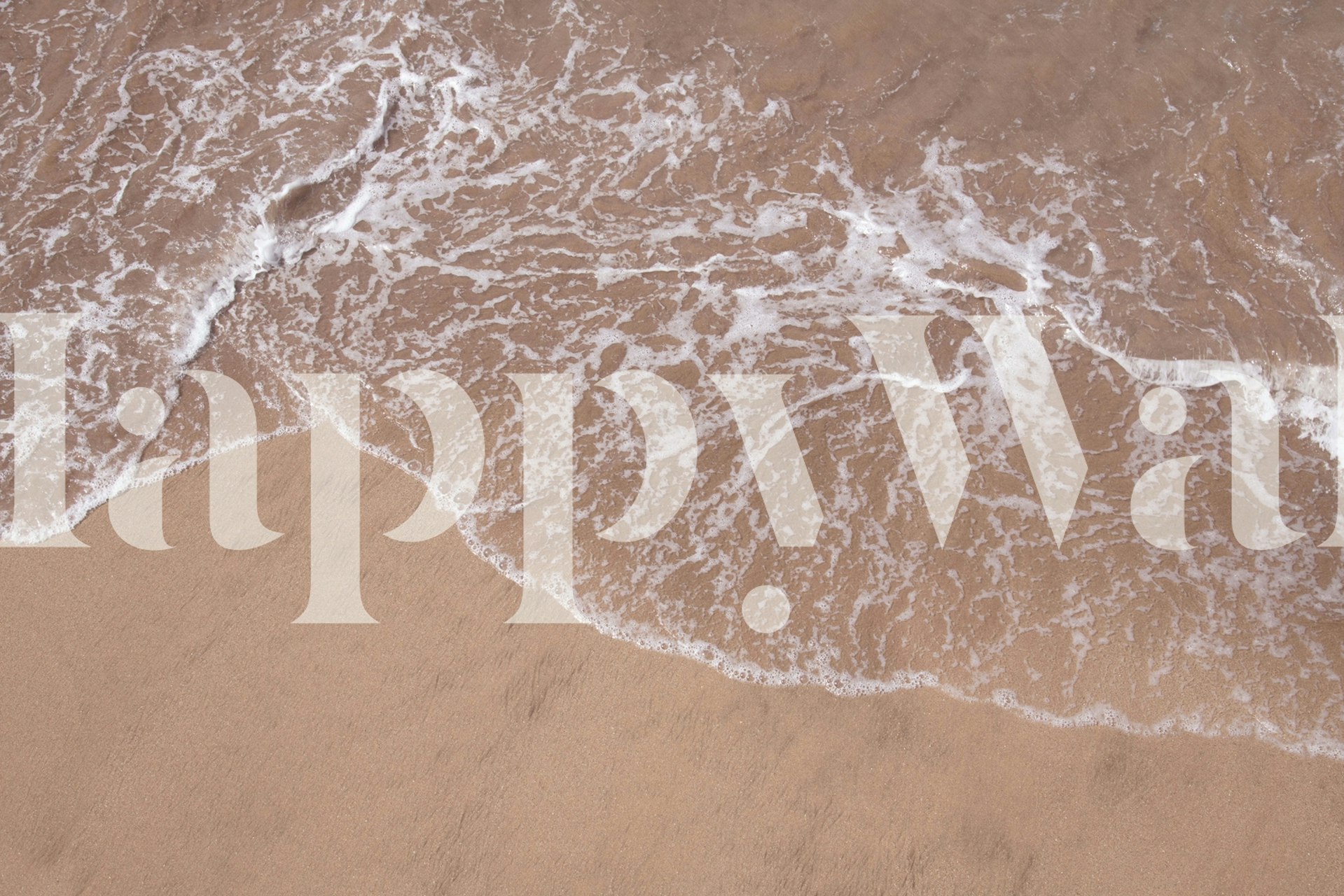 Onde oceaniche sulla spiaggia di sabbia