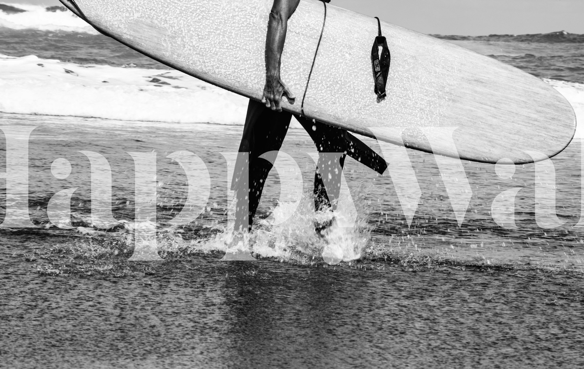 Monochromatyczna fototapeta surfer i deska surfingowa na plaży