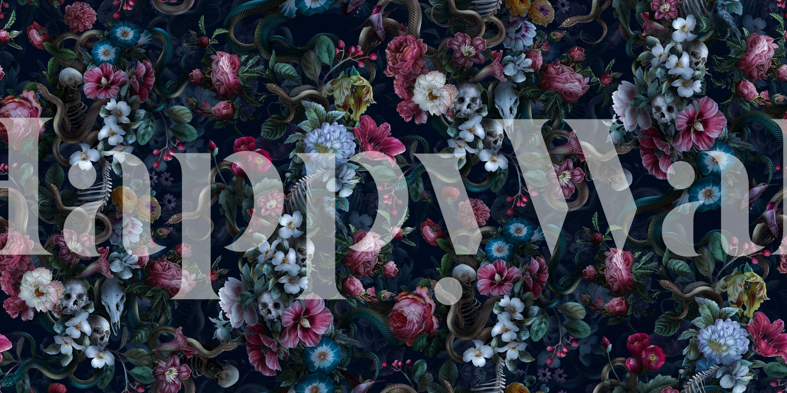 Gotisk-inspirert veggmaleri med hodeskaller og slanger blant mørke blomster