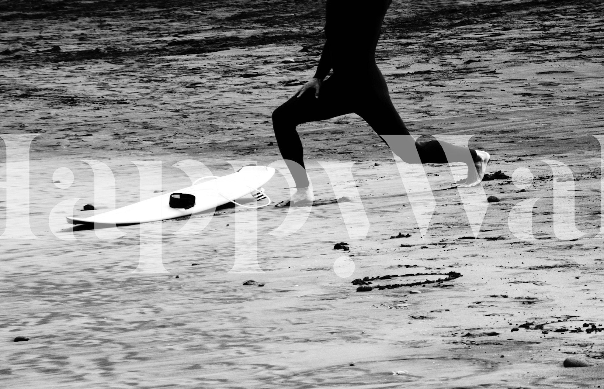 En svartvit tapet som visar den dynamiska silhuetten av en surfare med sin bräda på stranden.