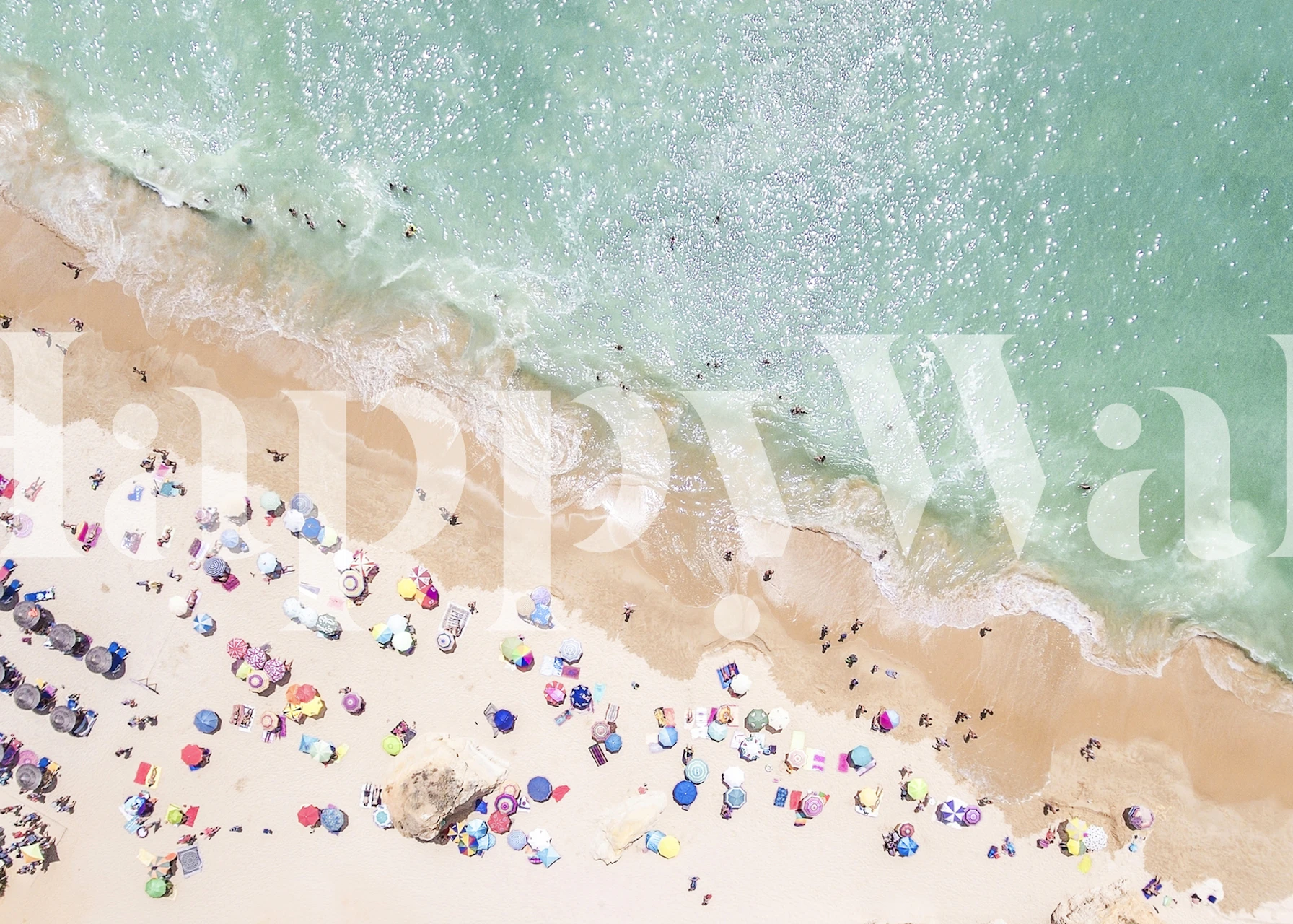 Plage paisible avec parasols colorés, bleu et sable wallpaper