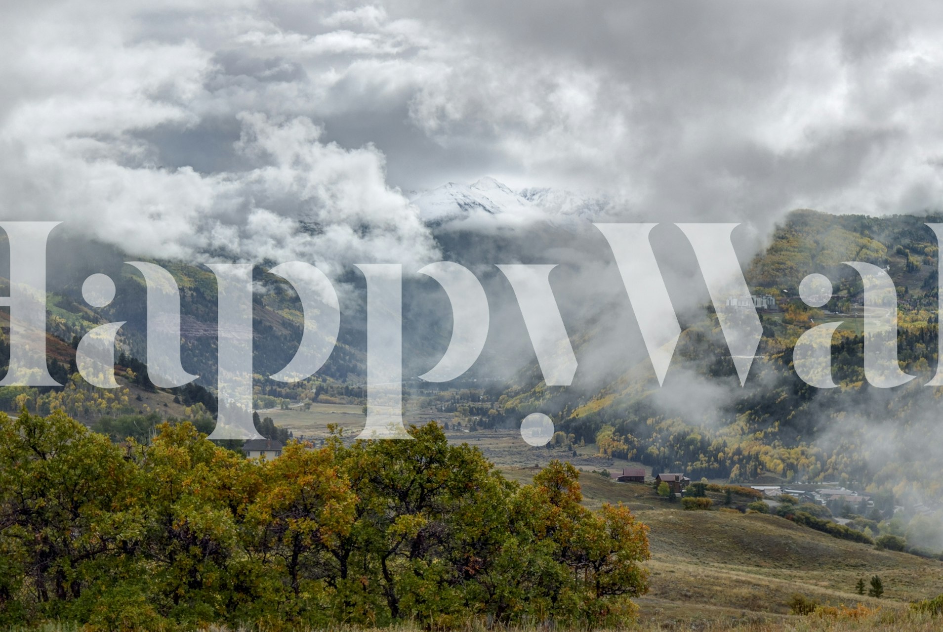 Majestetiske skyer som skiller seg over fjelllandskap veggmaleri