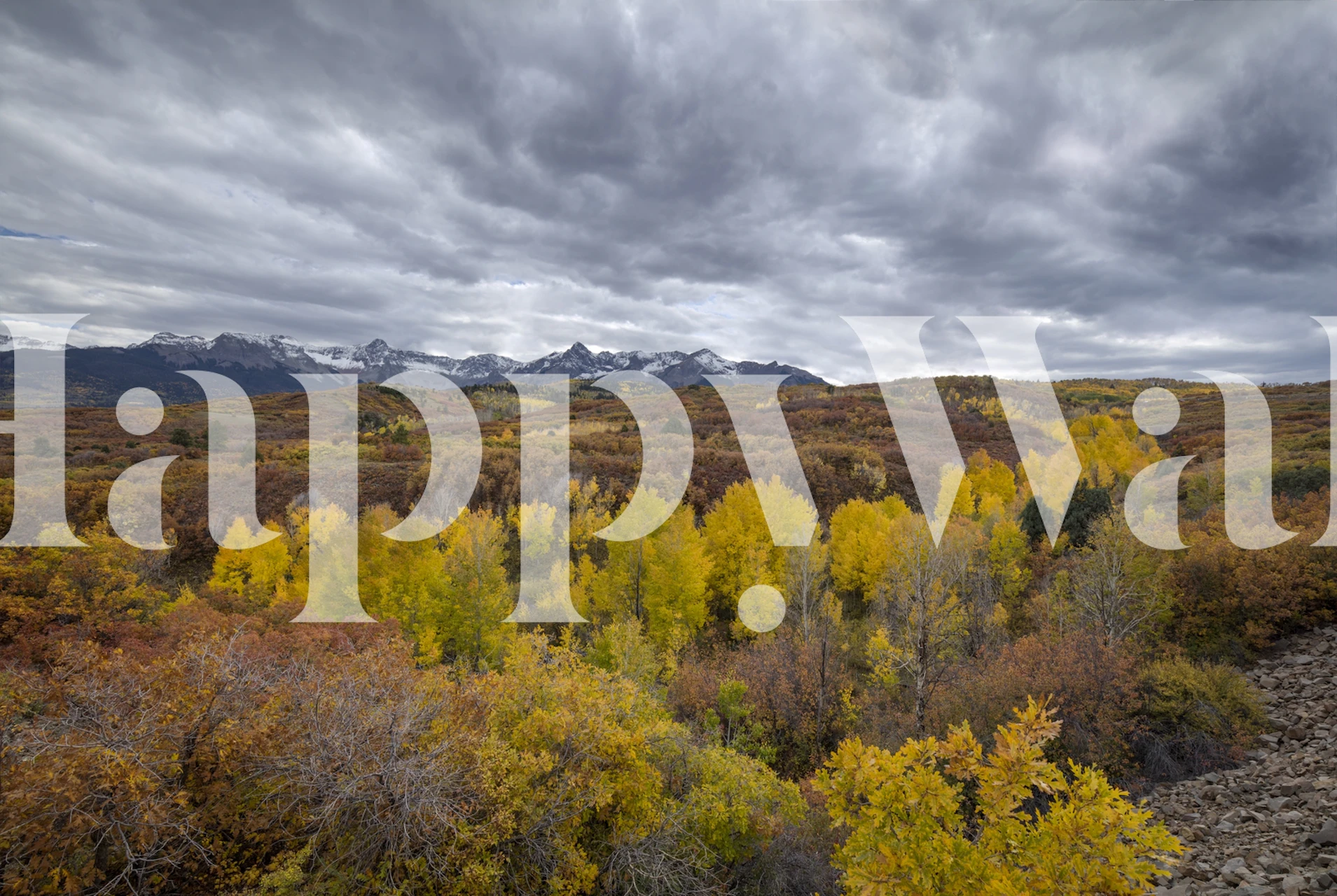 Syysmaisema taustakuva myrskyisellä taivaalla